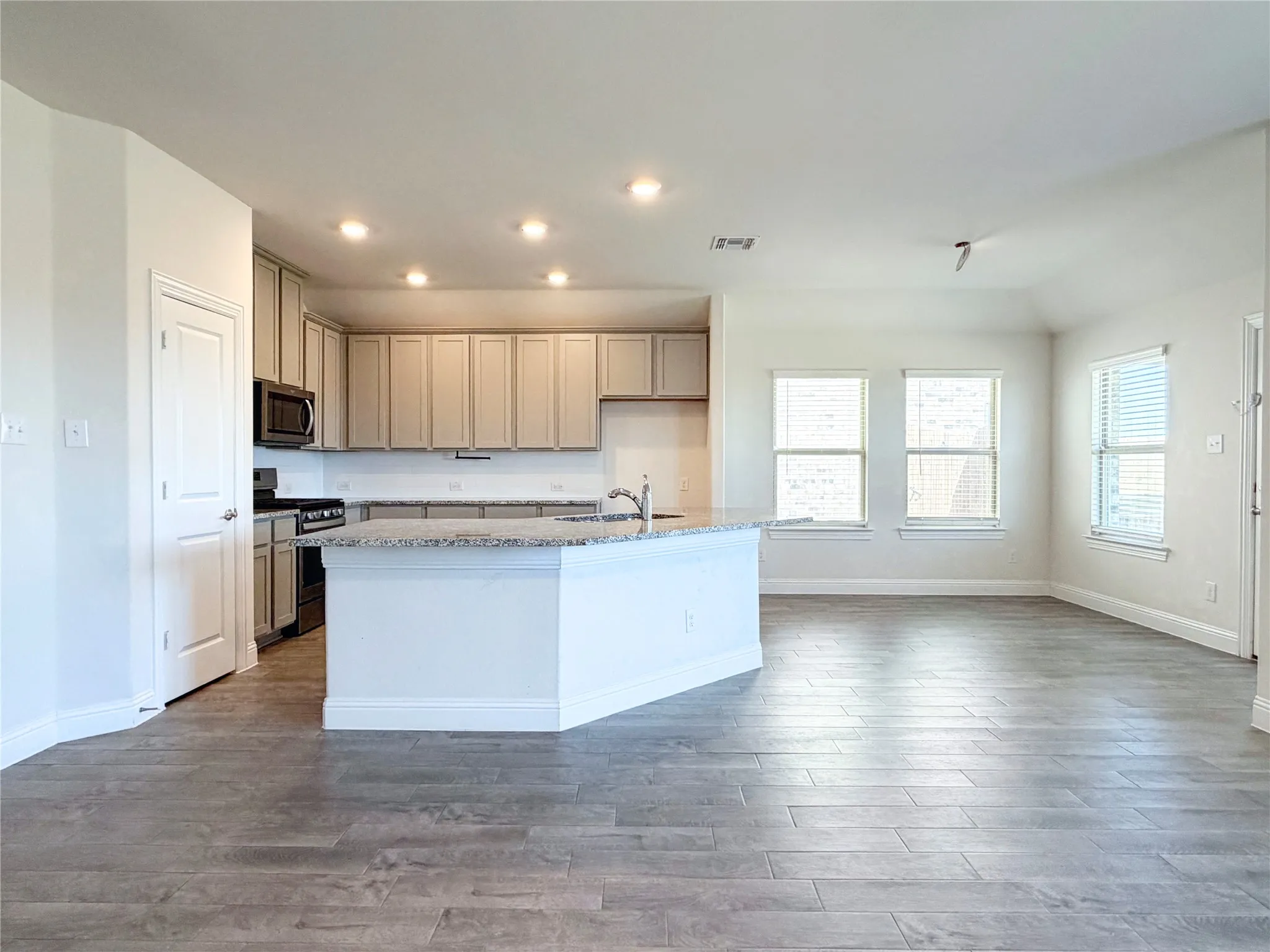Single Family Residence For Rent in Denton County , 10809 Table Bluff Street, Aubrey, Texas 76227, 3 Bedroom, 2 Bathroom, 2 Garage spaces, 1,686 Sqft, built in 2020, mls#21369591, Real Estate Agent in Aubrey, Homes For Rent in Denton county, Homes For Rent in Aubrey, Realtor in Aubrey Texas, Real Estate Brokerage Independent Realty Texas, Luminita Cordes Realtor