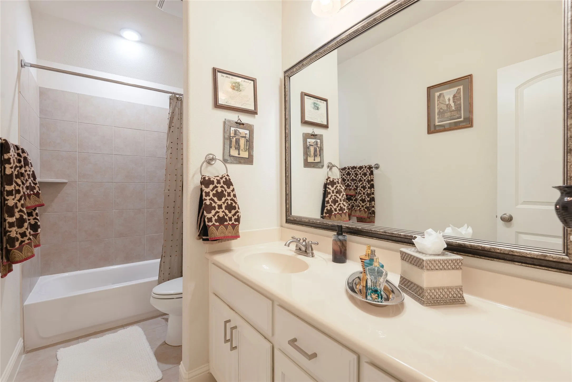 Single Family Residence For Sale in Denton County , 8320 Lindsay Gardens, The Colony, Texas 75056, 4 Bedroom, 4 Bathroom, 2 Garage spaces, 3,422 Sqft, built in 2013, mls#21370123, Real Estate Agent in The Colony, Homes For Sale in Denton county, Homes For Sale in The Colony, Realtor in The Colony Texas, Real Estate Brokerage Independent Realty Texas, Luminita Cordes Realtor