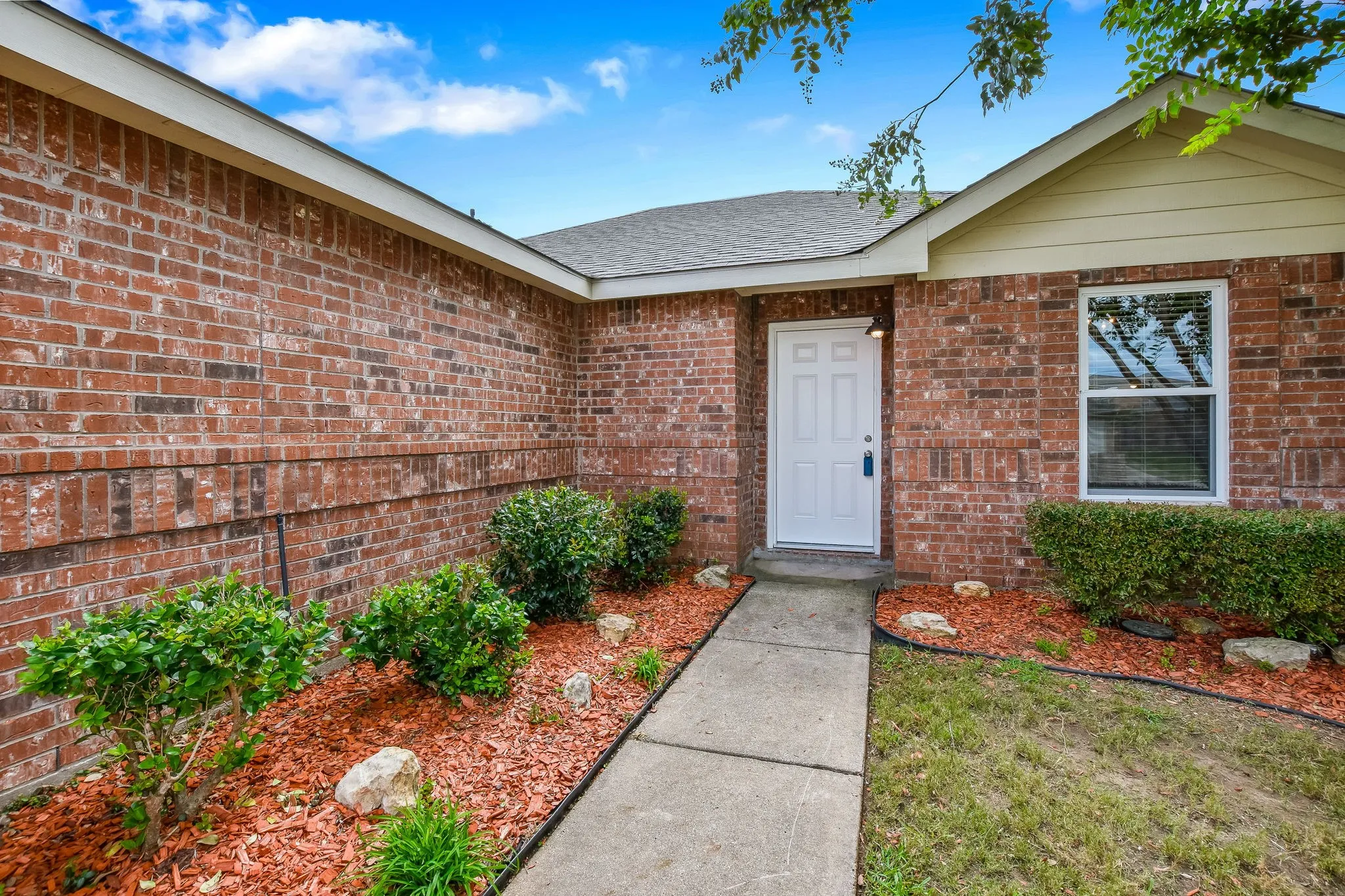 Single Family Residence For Rent in Denton County , 116 Pintail Lane, Sanger, Texas 76266, 3 Bedroom, 2 Bathroom, 2 Garage spaces, 1,252 Sqft, built in 2005, mls#21367743, Real Estate Agent in Sanger, Homes For Rent in Denton county, Homes For Rent in Sanger, Realtor in Sanger Texas, Real Estate Brokerage Independent Realty Texas, Luminita Cordes Realtor