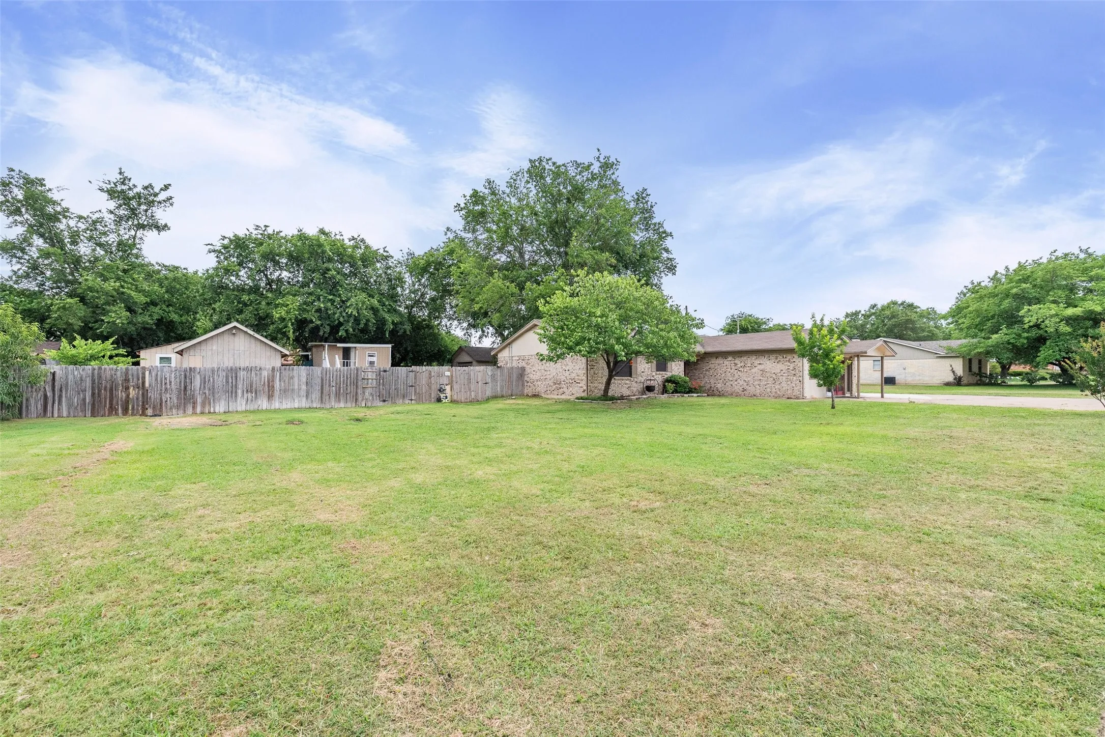 Single Family Residence For Sale in Hood County , 2015 Roberts Drive, Granbury, Texas 76048, 3 Bedroom, 2 Bathroom, Garage spaces, 1,706 Sqft, built in 1974, mls#21370145, Real Estate Agent in Granbury, Homes For Sale in Hood county, Homes For Sale in Granbury, Realtor in Granbury Texas, Real Estate Brokerage Independent Realty Texas, Luminita Cordes Realtor