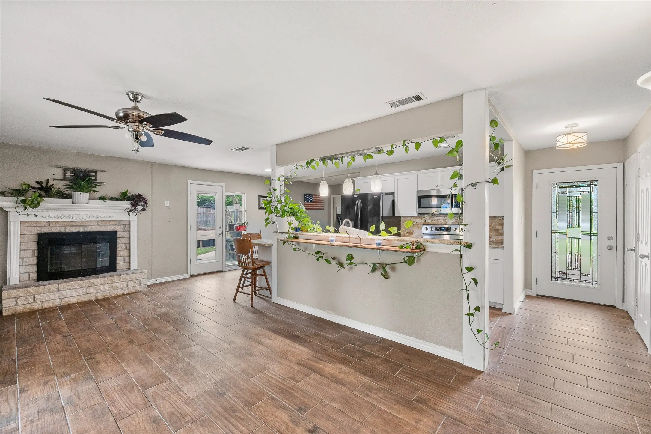 Single Family Residence For Sale in Hood County , 2015 Roberts Drive, Granbury, Texas 76048, 3 Bedroom, 2 Bathroom, Garage spaces, 1,706 Sqft, built in 1974, mls#21370145, Real Estate Agent in Granbury, Homes For Sale in Hood county, Homes For Sale in Granbury, Realtor in Granbury Texas, Real Estate Brokerage Independent Realty Texas, Luminita Cordes Realtor