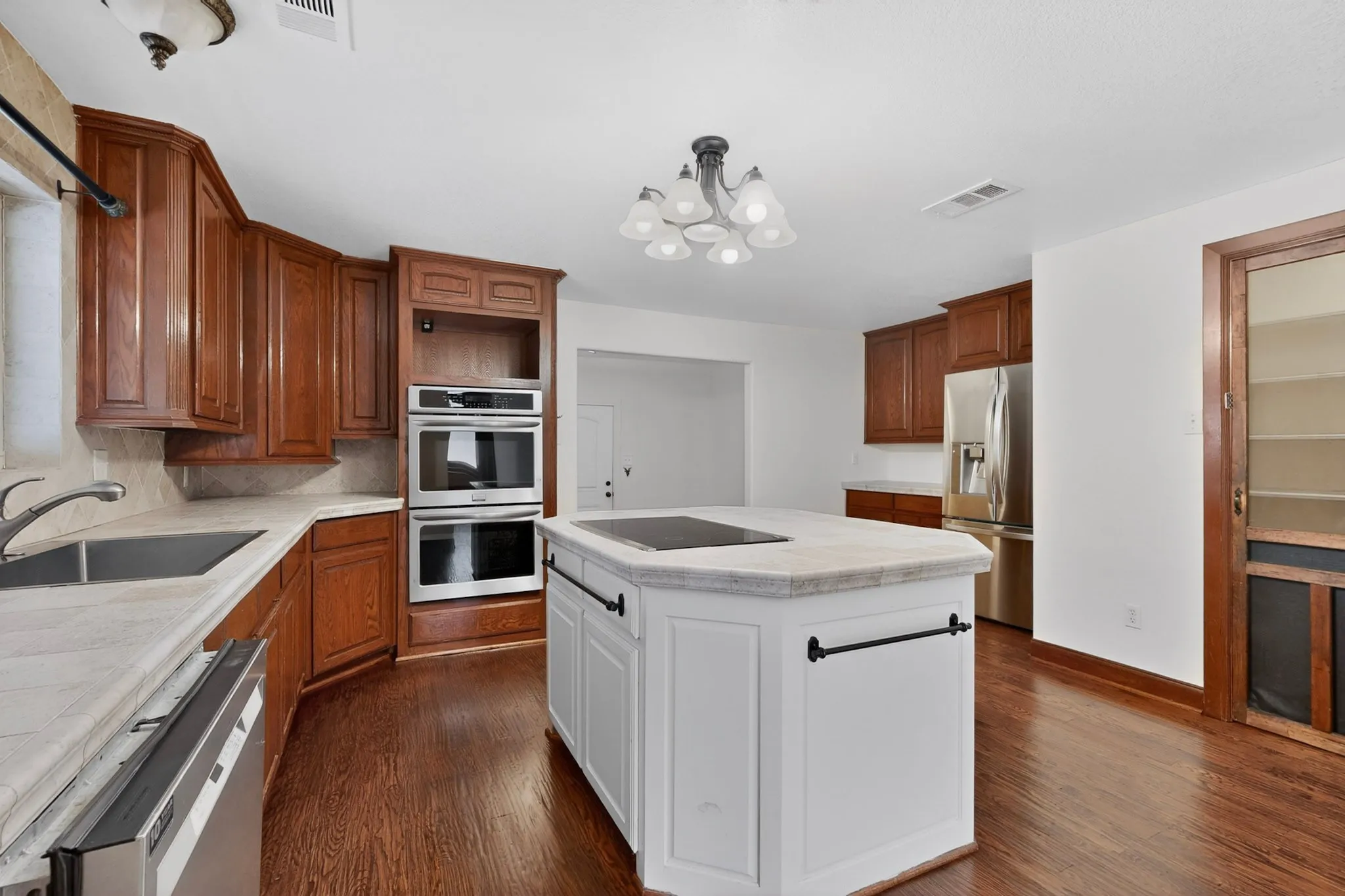 Large Kitchen w/ beautiful island