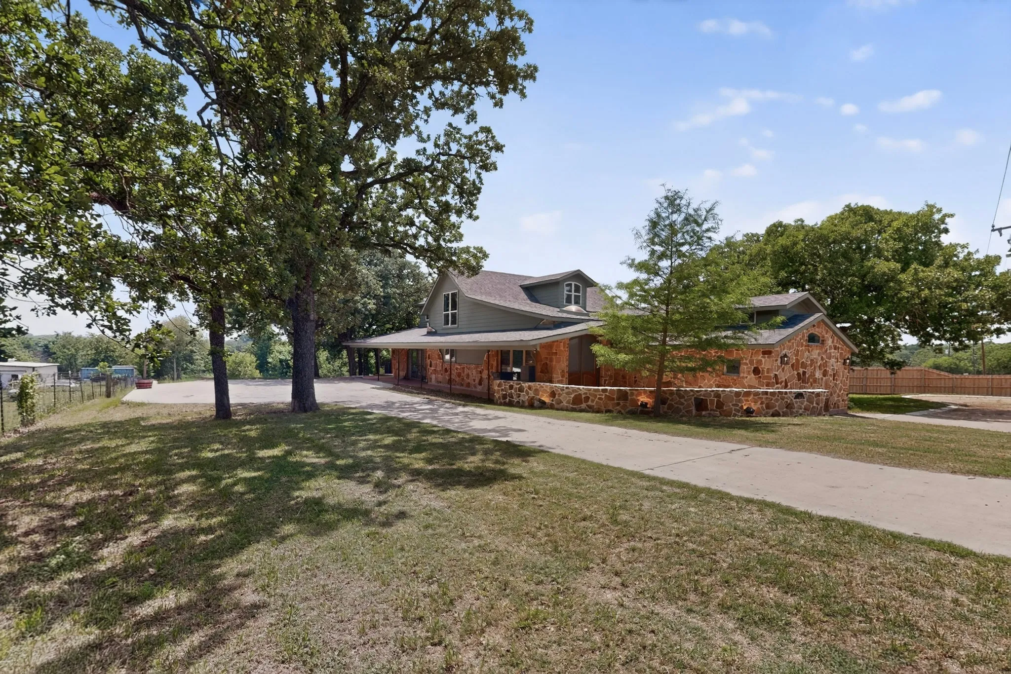 Single Family Residence For Sale in Johnson County , 1880 Houston Road, Burleson, Texas 76028, 4 Bedroom, 3 Bathroom, Garage spaces, 2,836 Sqft, built in 1975, mls#21367809, Real Estate Agent in Burleson, Homes For Sale in Johnson county, Homes For Sale in Burleson, Realtor in Burleson Texas, Real Estate Brokerage Independent Realty Texas, Luminita Cordes Realtor