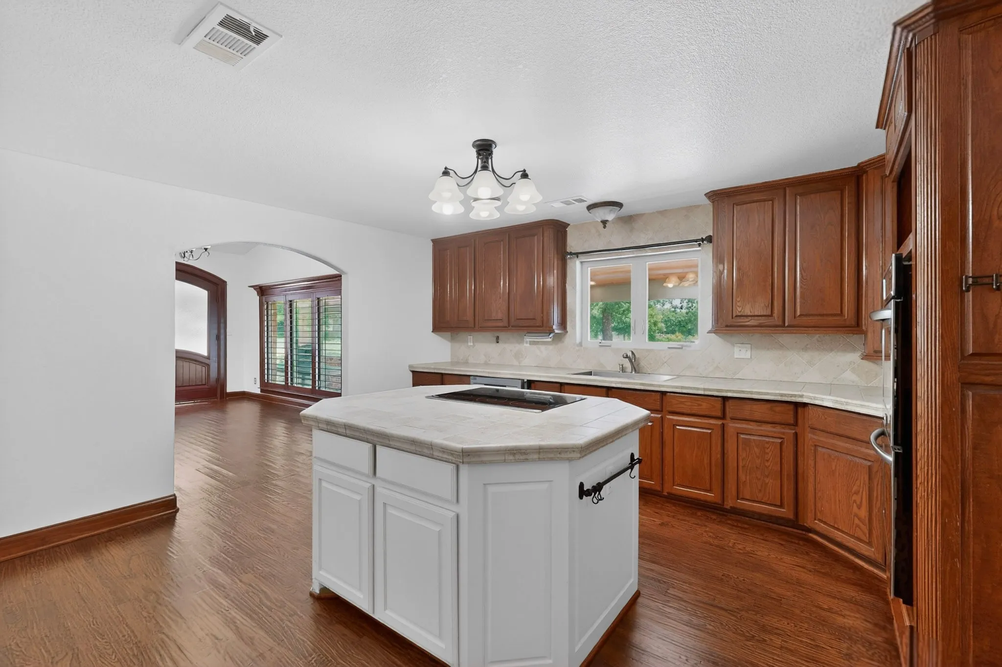 Large Kitchen w/ beautiful island