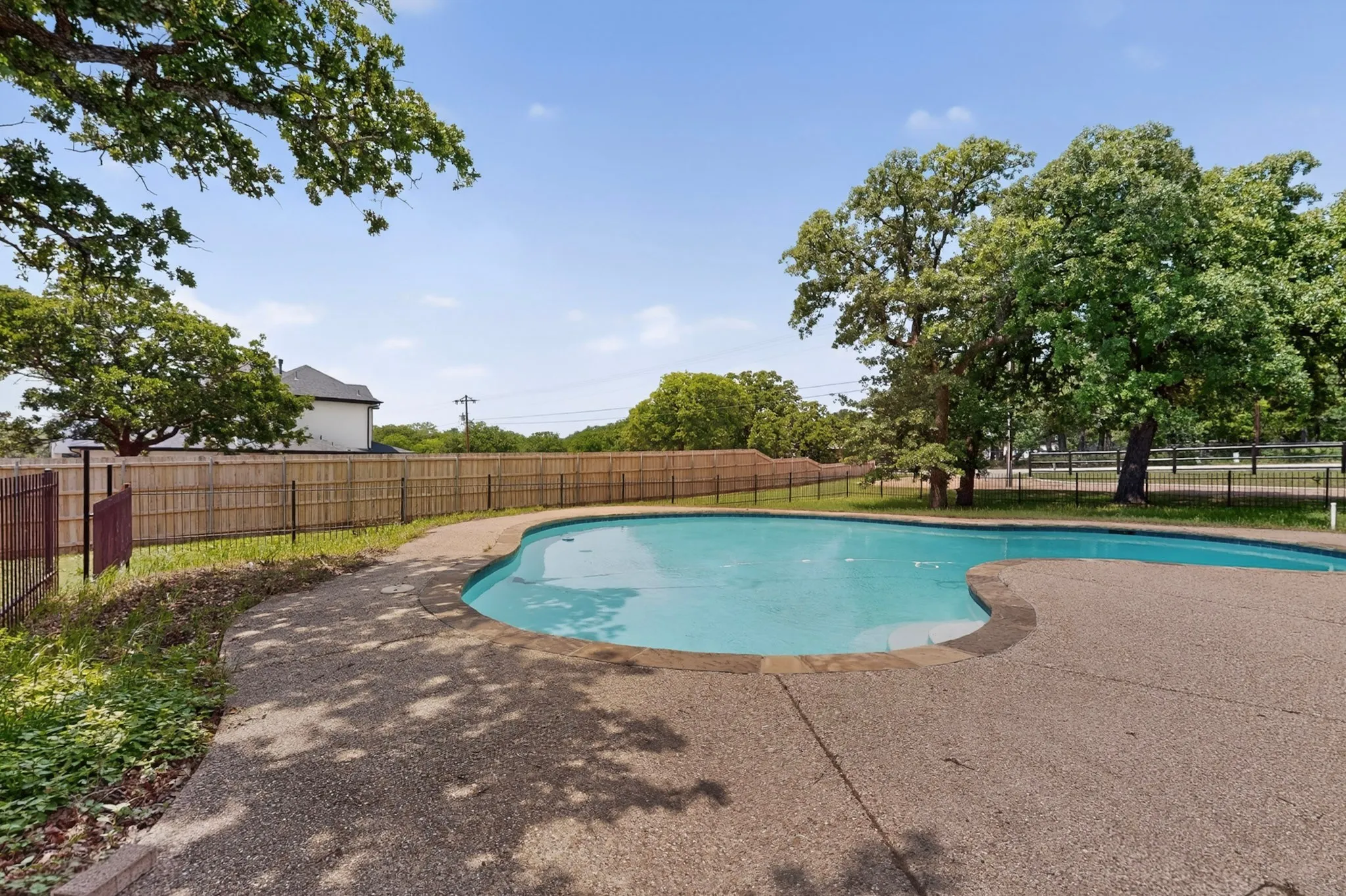 Single Family Residence For Sale in Johnson County , 1880 Houston Road, Burleson, Texas 76028, 4 Bedroom, 3 Bathroom, Garage spaces, 2,836 Sqft, built in 1975, mls#21367809, Real Estate Agent in Burleson, Homes For Sale in Johnson county, Homes For Sale in Burleson, Realtor in Burleson Texas, Real Estate Brokerage Independent Realty Texas, Luminita Cordes Realtor