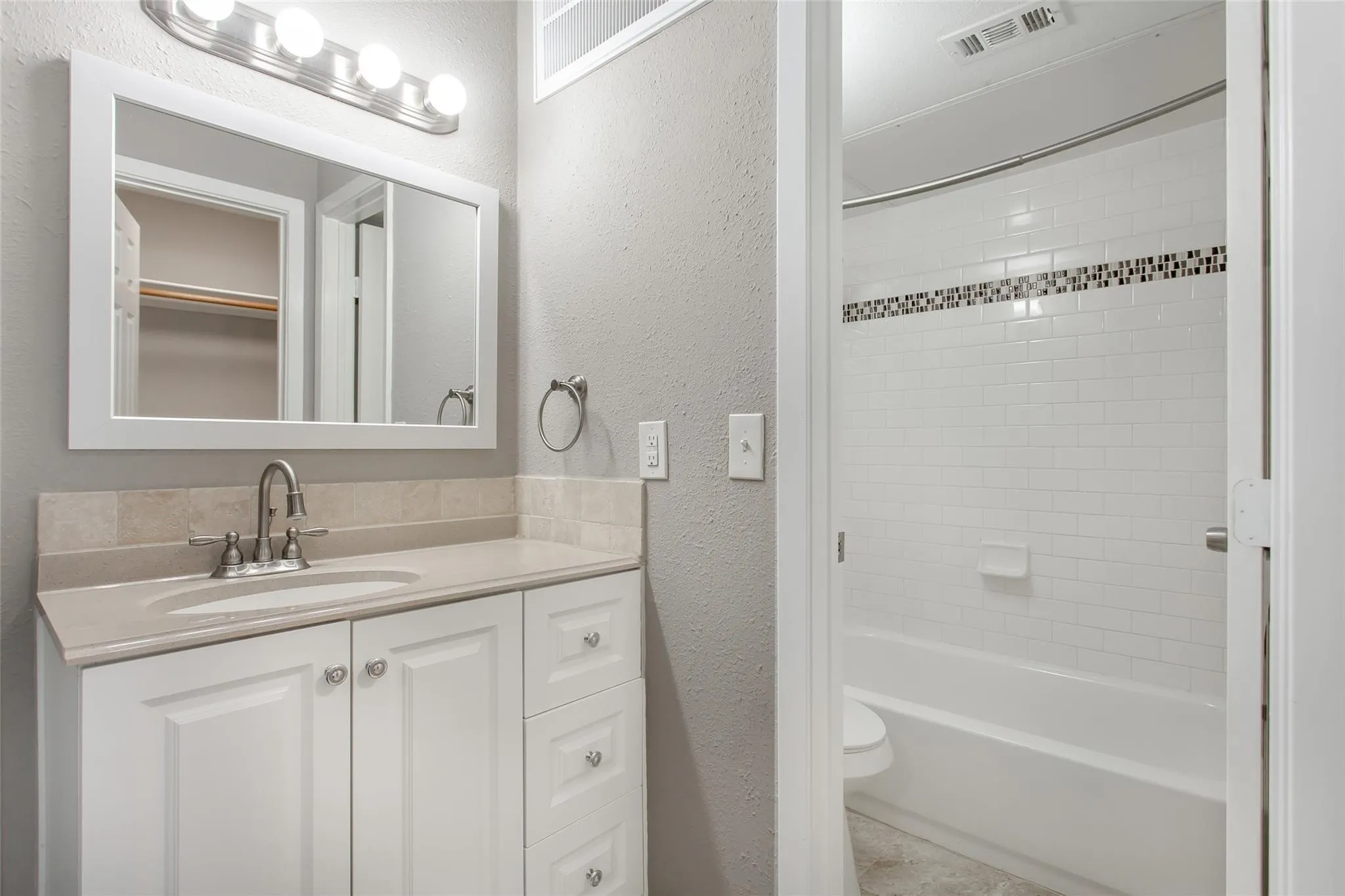Apartment For Rent in Dallas County , 4319 Mc Kinney Avenue 205, Dallas, Texas 75205, 1 Bedroom, 1 Bathroom, Garage spaces, 600 Sqft, built in 1975, mls#21370188, Real Estate Agent in Dallas, Homes For Rent in Dallas county, Homes For Rent in Dallas, Realtor in Dallas Texas, Real Estate Brokerage Independent Realty Texas, Luminita Cordes Realtor