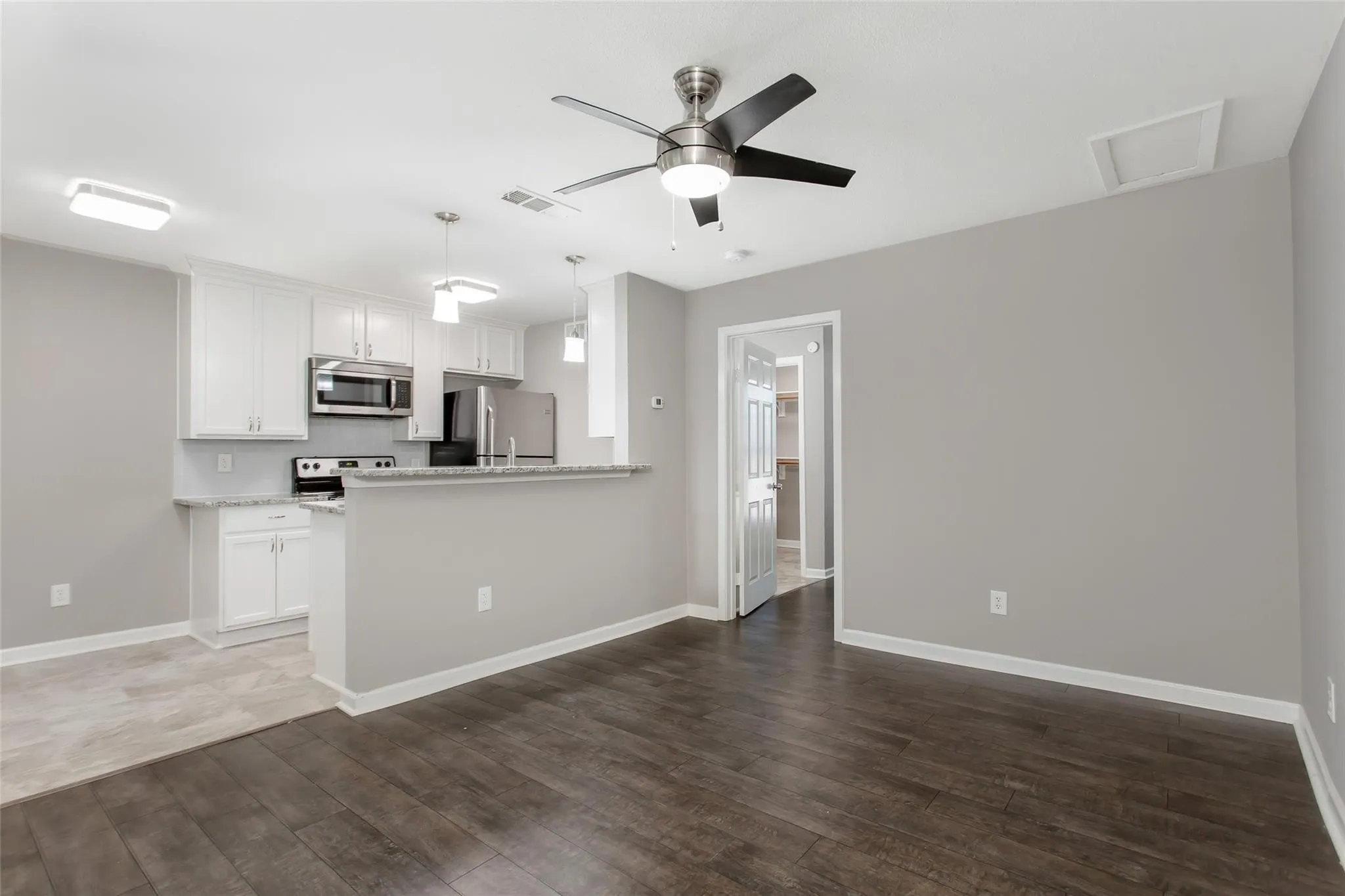 Apartment For Rent in Dallas County , 4319 Mc Kinney Avenue 205, Dallas, Texas 75205, 1 Bedroom, 1 Bathroom, Garage spaces, 600 Sqft, built in 1975, mls#21370188, Real Estate Agent in Dallas, Homes For Rent in Dallas county, Homes For Rent in Dallas, Realtor in Dallas Texas, Real Estate Brokerage Independent Realty Texas, Luminita Cordes Realtor