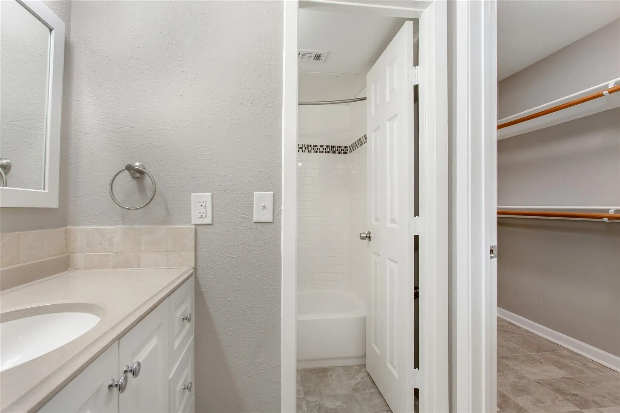 Apartment For Rent in Dallas County , 4319 Mc Kinney Avenue 205, Dallas, Texas 75205, 1 Bedroom, 1 Bathroom, Garage spaces, 600 Sqft, built in 1975, mls#21370188, Real Estate Agent in Dallas, Homes For Rent in Dallas county, Homes For Rent in Dallas, Realtor in Dallas Texas, Real Estate Brokerage Independent Realty Texas, Luminita Cordes Realtor