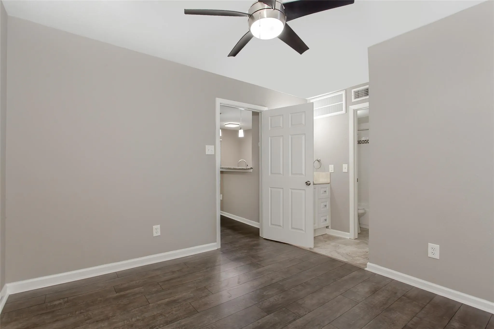 Apartment For Rent in Dallas County , 4319 Mc Kinney Avenue 205, Dallas, Texas 75205, 1 Bedroom, 1 Bathroom, Garage spaces, 600 Sqft, built in 1975, mls#21370188, Real Estate Agent in Dallas, Homes For Rent in Dallas county, Homes For Rent in Dallas, Realtor in Dallas Texas, Real Estate Brokerage Independent Realty Texas, Luminita Cordes Realtor