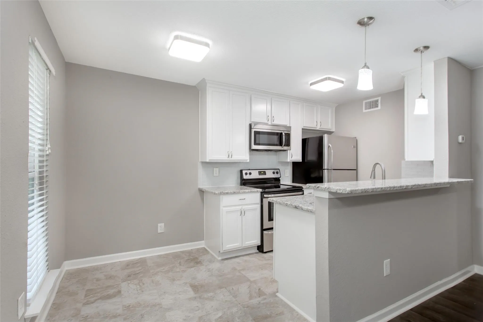Apartment For Rent in Dallas County , 4319 Mc Kinney Avenue 205, Dallas, Texas 75205, 1 Bedroom, 1 Bathroom, Garage spaces, 600 Sqft, built in 1975, mls#21370188, Real Estate Agent in Dallas, Homes For Rent in Dallas county, Homes For Rent in Dallas, Realtor in Dallas Texas, Real Estate Brokerage Independent Realty Texas, Luminita Cordes Realtor