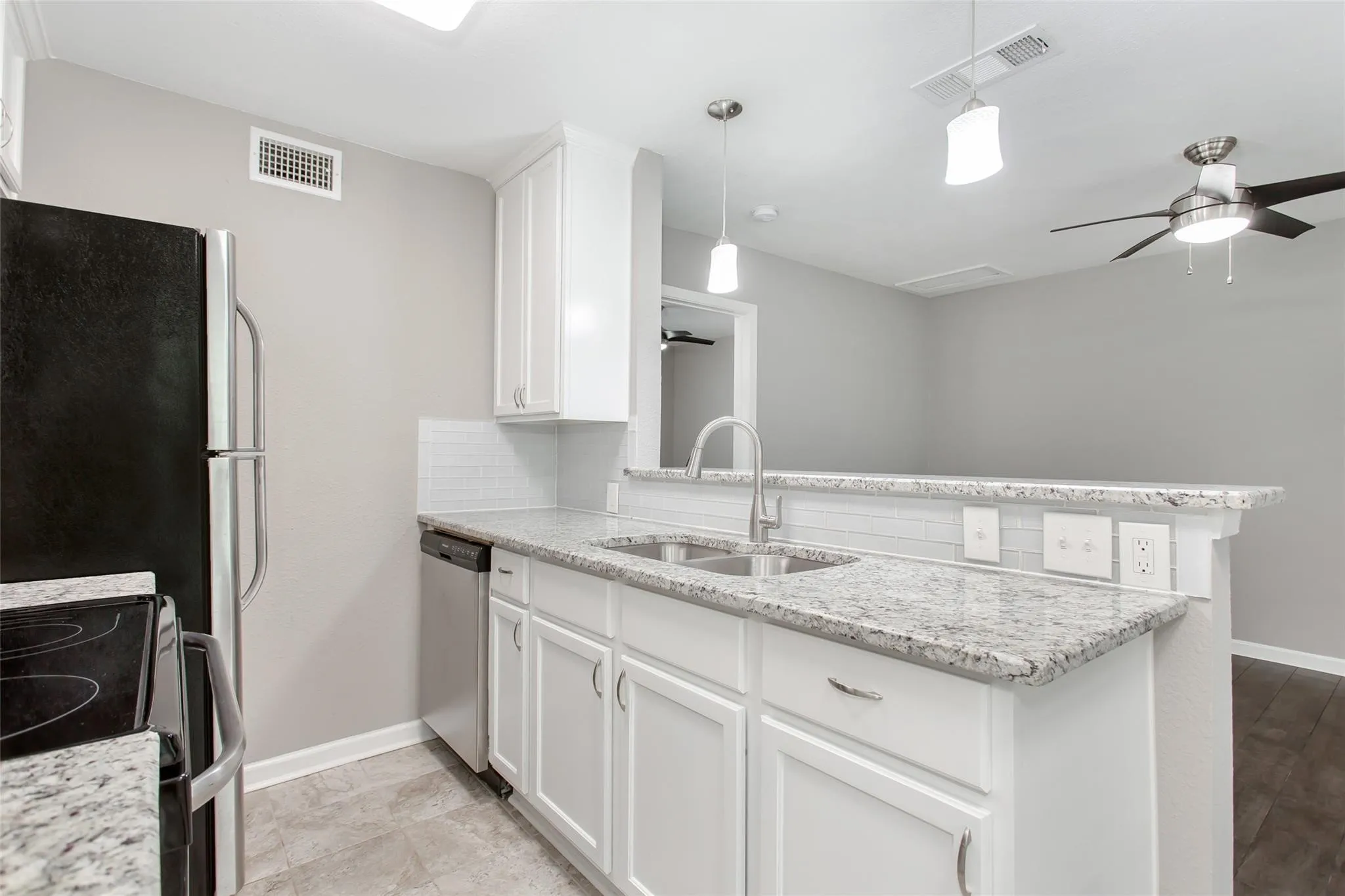 Apartment For Rent in Dallas County , 4319 Mc Kinney Avenue 205, Dallas, Texas 75205, 1 Bedroom, 1 Bathroom, Garage spaces, 600 Sqft, built in 1975, mls#21370188, Real Estate Agent in Dallas, Homes For Rent in Dallas county, Homes For Rent in Dallas, Realtor in Dallas Texas, Real Estate Brokerage Independent Realty Texas, Luminita Cordes Realtor
