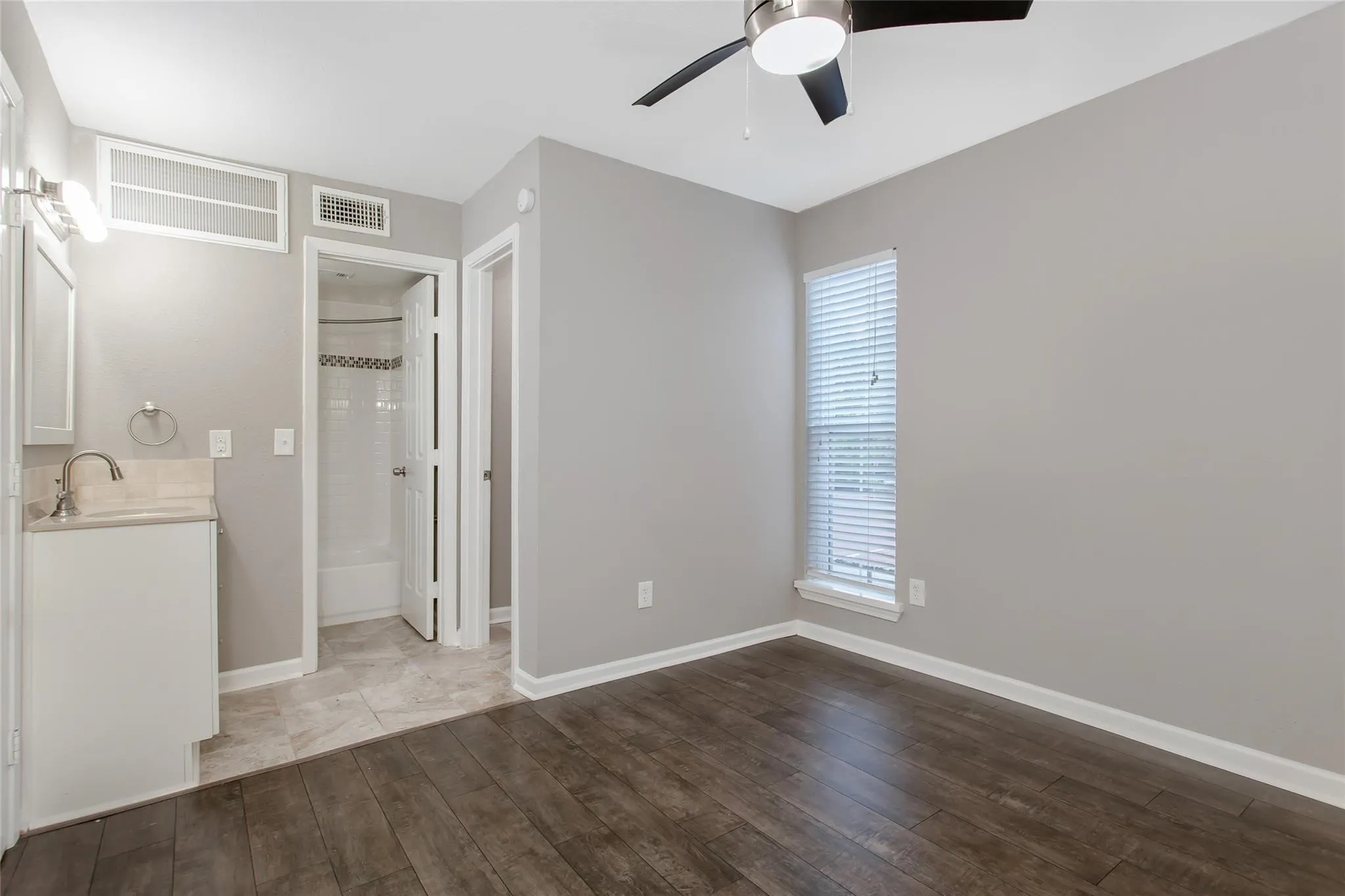 Apartment For Rent in Dallas County , 4319 Mc Kinney Avenue 205, Dallas, Texas 75205, 1 Bedroom, 1 Bathroom, Garage spaces, 600 Sqft, built in 1975, mls#21370188, Real Estate Agent in Dallas, Homes For Rent in Dallas county, Homes For Rent in Dallas, Realtor in Dallas Texas, Real Estate Brokerage Independent Realty Texas, Luminita Cordes Realtor