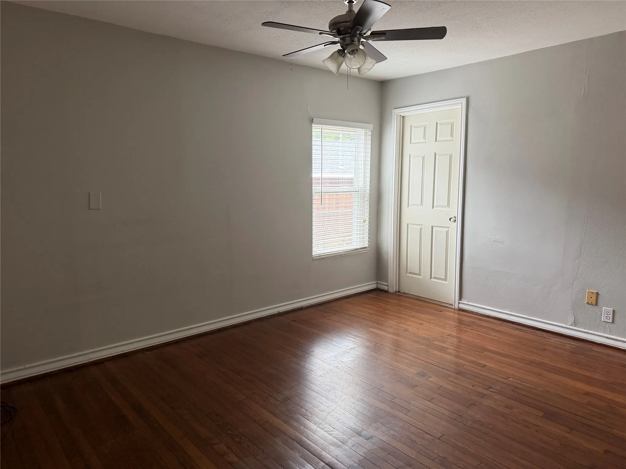 Single Family Residence For Rent in Tarrant County , 4233 Alamo, Fort Worth, Texas 76107, 3 Bedroom, 2 Bathroom, Garage spaces, 1,060 Sqft, built in 1942, mls#21364677, Real Estate Agent in Fort Worth, Homes For Rent in Tarrant county, Homes For Rent in Fort Worth, Realtor in Fort Worth Texas, Real Estate Brokerage Independent Realty Texas, Luminita Cordes Realtor