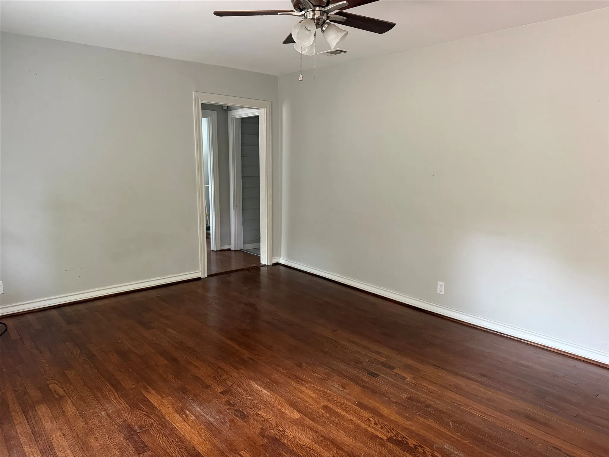 Single Family Residence For Rent in Tarrant County , 4233 Alamo, Fort Worth, Texas 76107, 3 Bedroom, 2 Bathroom, Garage spaces, 1,060 Sqft, built in 1942, mls#21364677, Real Estate Agent in Fort Worth, Homes For Rent in Tarrant county, Homes For Rent in Fort Worth, Realtor in Fort Worth Texas, Real Estate Brokerage Independent Realty Texas, Luminita Cordes Realtor
