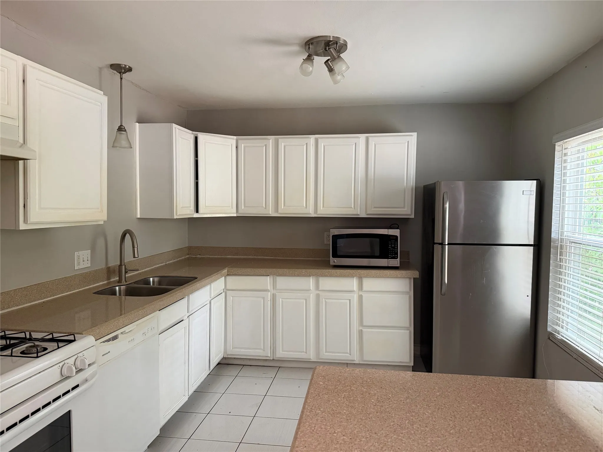 Single Family Residence For Rent in Tarrant County , 4233 Alamo, Fort Worth, Texas 76107, 3 Bedroom, 2 Bathroom, Garage spaces, 1,060 Sqft, built in 1942, mls#21364677, Real Estate Agent in Fort Worth, Homes For Rent in Tarrant county, Homes For Rent in Fort Worth, Realtor in Fort Worth Texas, Real Estate Brokerage Independent Realty Texas, Luminita Cordes Realtor