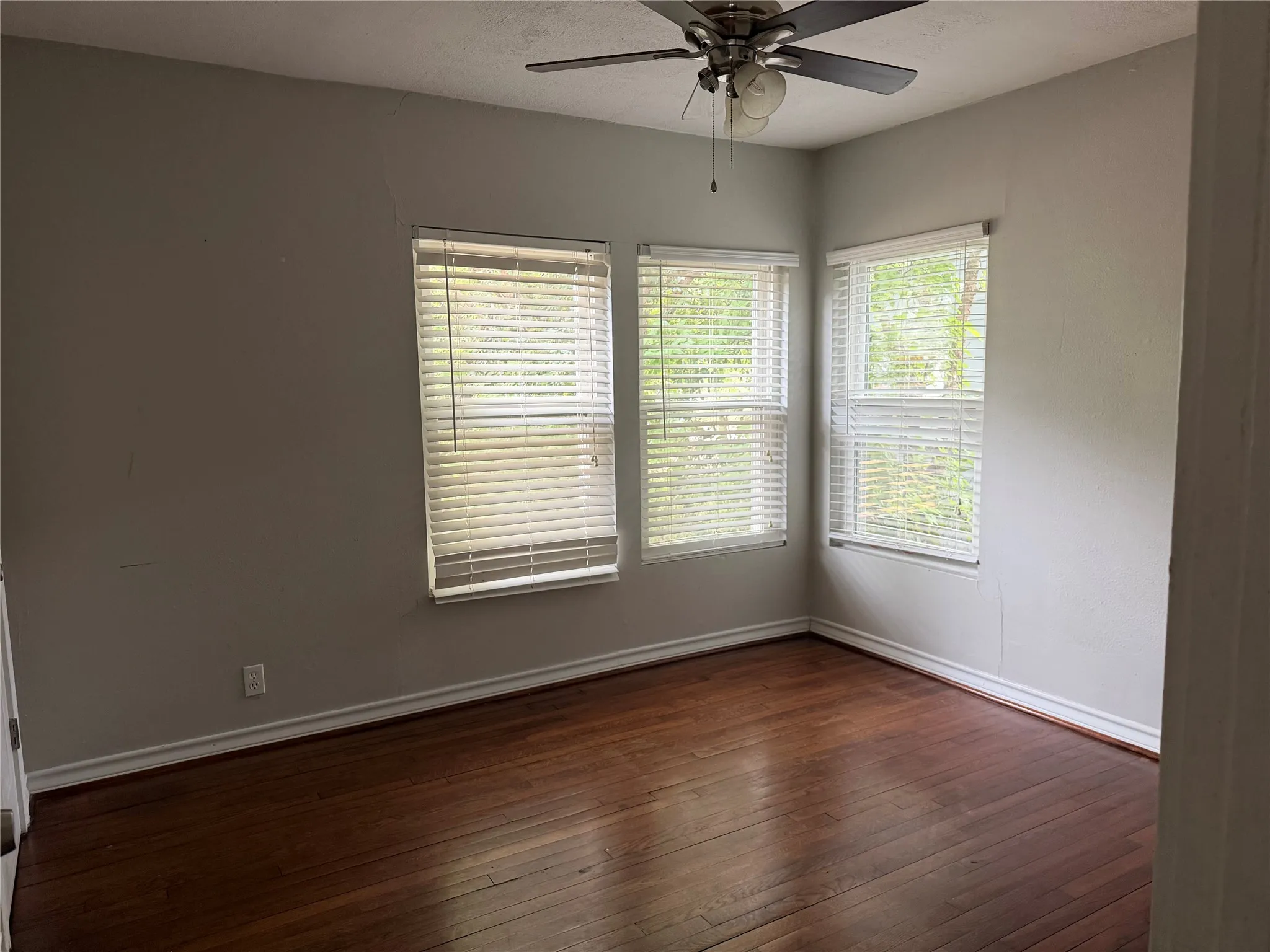 Single Family Residence For Rent in Tarrant County , 4233 Alamo, Fort Worth, Texas 76107, 3 Bedroom, 2 Bathroom, Garage spaces, 1,060 Sqft, built in 1942, mls#21364677, Real Estate Agent in Fort Worth, Homes For Rent in Tarrant county, Homes For Rent in Fort Worth, Realtor in Fort Worth Texas, Real Estate Brokerage Independent Realty Texas, Luminita Cordes Realtor