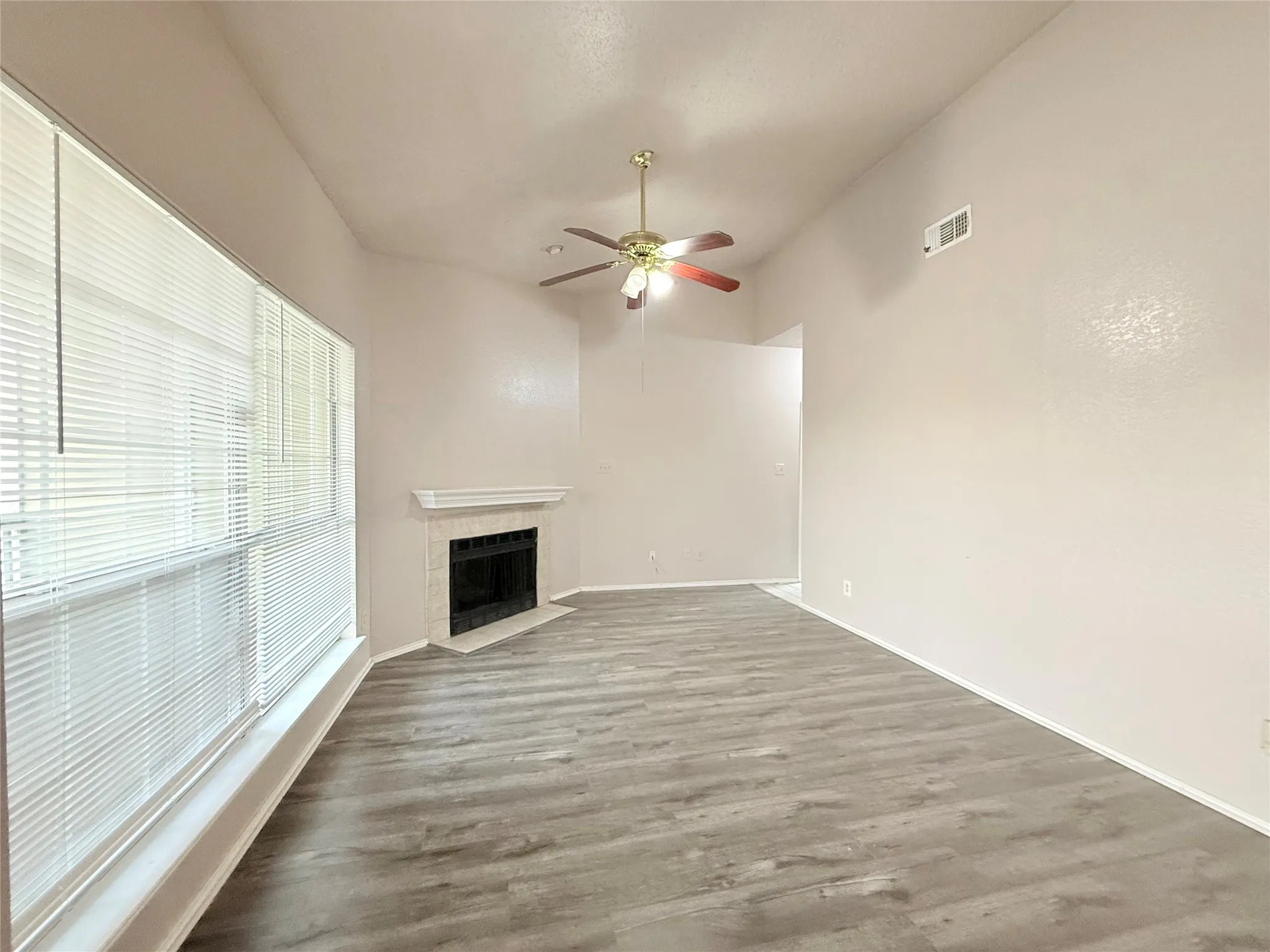 Condominium For Rent in Dallas County , 4115 Esters Road 704, Irving, Texas 75038, 2 Bedroom, 2 Bathroom, Garage spaces, 907 Sqft, built in 1984, mls#21370122, Real Estate Agent in Irving, Homes For Rent in Dallas county, Homes For Rent in Irving, Realtor in Irving Texas, Real Estate Brokerage Independent Realty Texas, Luminita Cordes Realtor