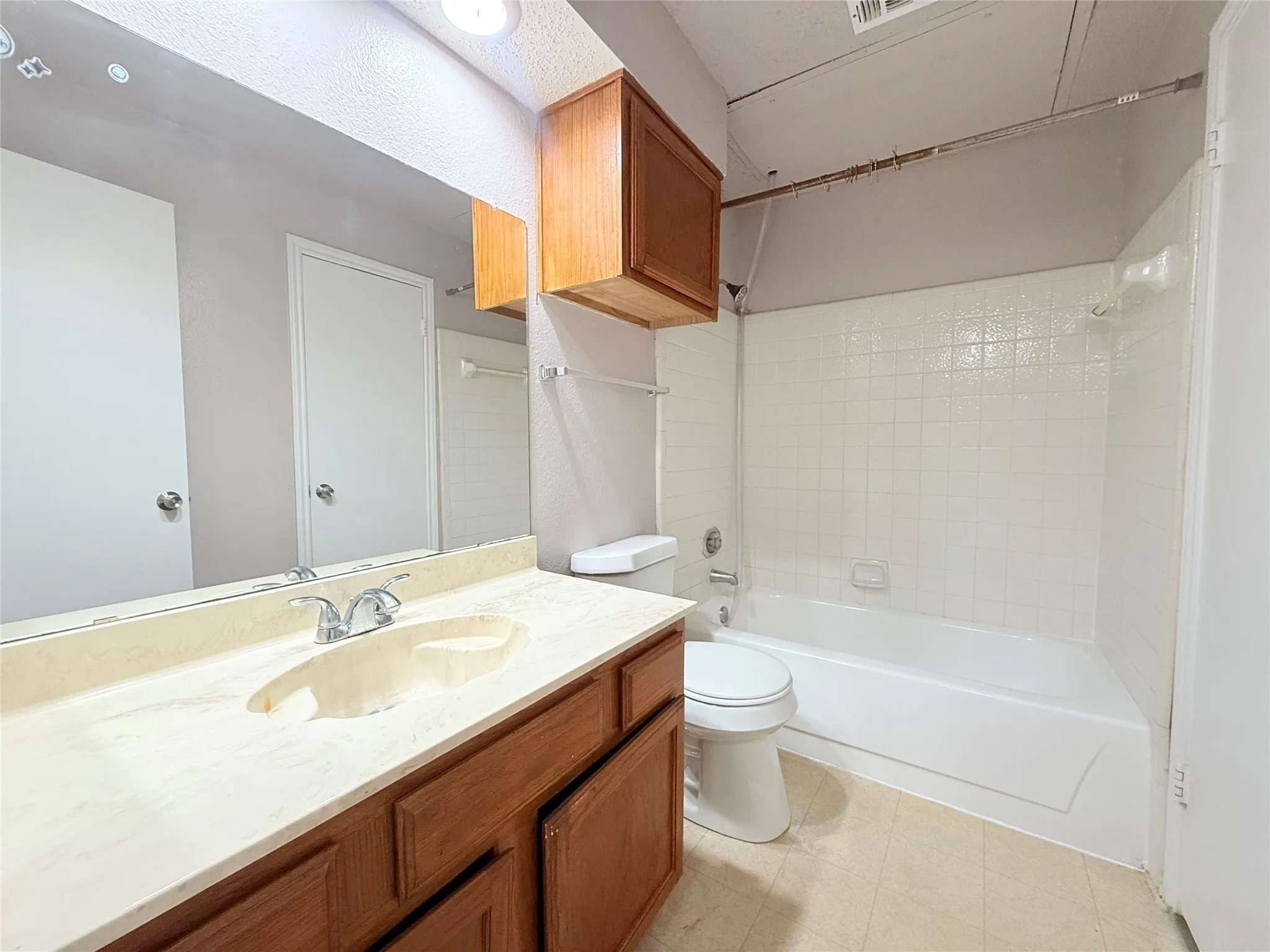 Condominium For Rent in Dallas County , 4115 Esters Road 704, Irving, Texas 75038, 2 Bedroom, 2 Bathroom, Garage spaces, 907 Sqft, built in 1984, mls#21370122, Real Estate Agent in Irving, Homes For Rent in Dallas county, Homes For Rent in Irving, Realtor in Irving Texas, Real Estate Brokerage Independent Realty Texas, Luminita Cordes Realtor