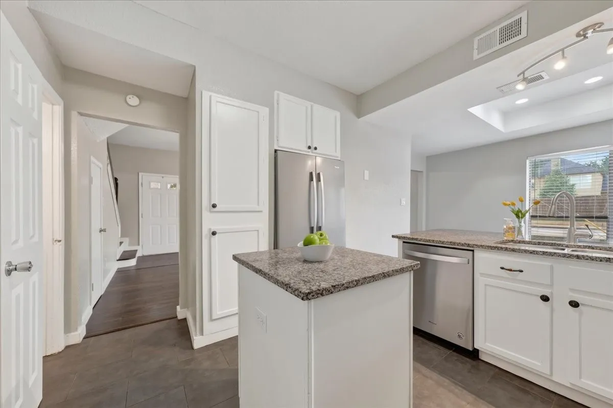 Duplex For Rent in Tarrant County , 3024 Roxboro Road, Euless, Texas 76039, 3 Bedroom, 3 Bathroom, Garage spaces, 1,344 Sqft, built in 1985, mls#21370187, Real Estate Agent in Euless, Homes For Rent in Tarrant county, Homes For Rent in Euless, Realtor in Euless Texas, Real Estate Brokerage Independent Realty Texas, Luminita Cordes Realtor