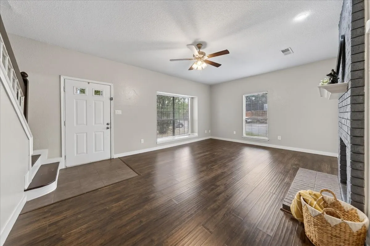 Duplex For Rent in Tarrant County , 3024 Roxboro Road, Euless, Texas 76039, 3 Bedroom, 3 Bathroom, Garage spaces, 1,344 Sqft, built in 1985, mls#21370187, Real Estate Agent in Euless, Homes For Rent in Tarrant county, Homes For Rent in Euless, Realtor in Euless Texas, Real Estate Brokerage Independent Realty Texas, Luminita Cordes Realtor