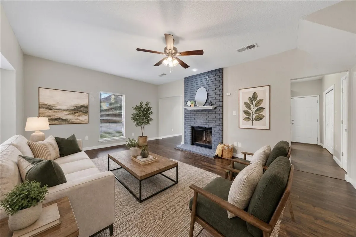 Duplex For Rent in Tarrant County , 3024 Roxboro Road, Euless, Texas 76039, 3 Bedroom, 3 Bathroom, Garage spaces, 1,344 Sqft, built in 1985, mls#21370187, Real Estate Agent in Euless, Homes For Rent in Tarrant county, Homes For Rent in Euless, Realtor in Euless Texas, Real Estate Brokerage Independent Realty Texas, Luminita Cordes Realtor