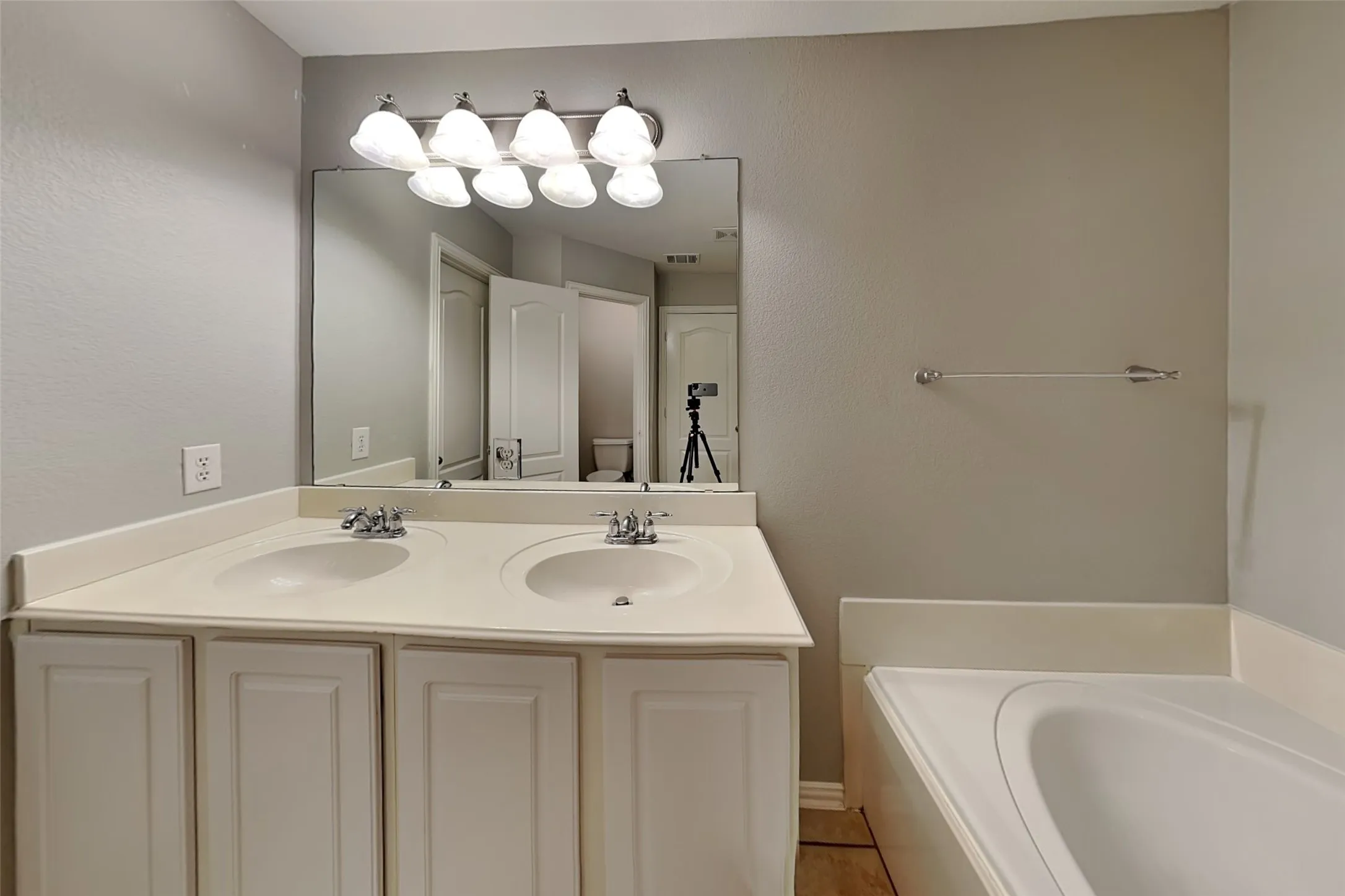 Single Family Residence For Rent in Denton County , 2713 Evening Mist Drive, Little Elm, Texas 75068, 4 Bedroom, 2 Bathroom, 2 Garage spaces, 2,110 Sqft, built in 2006, mls#21370137, Real Estate Agent in Little Elm, Homes For Rent in Denton county, Homes For Rent in Little Elm, Realtor in Little Elm Texas, Real Estate Brokerage Independent Realty Texas, Luminita Cordes Realtor