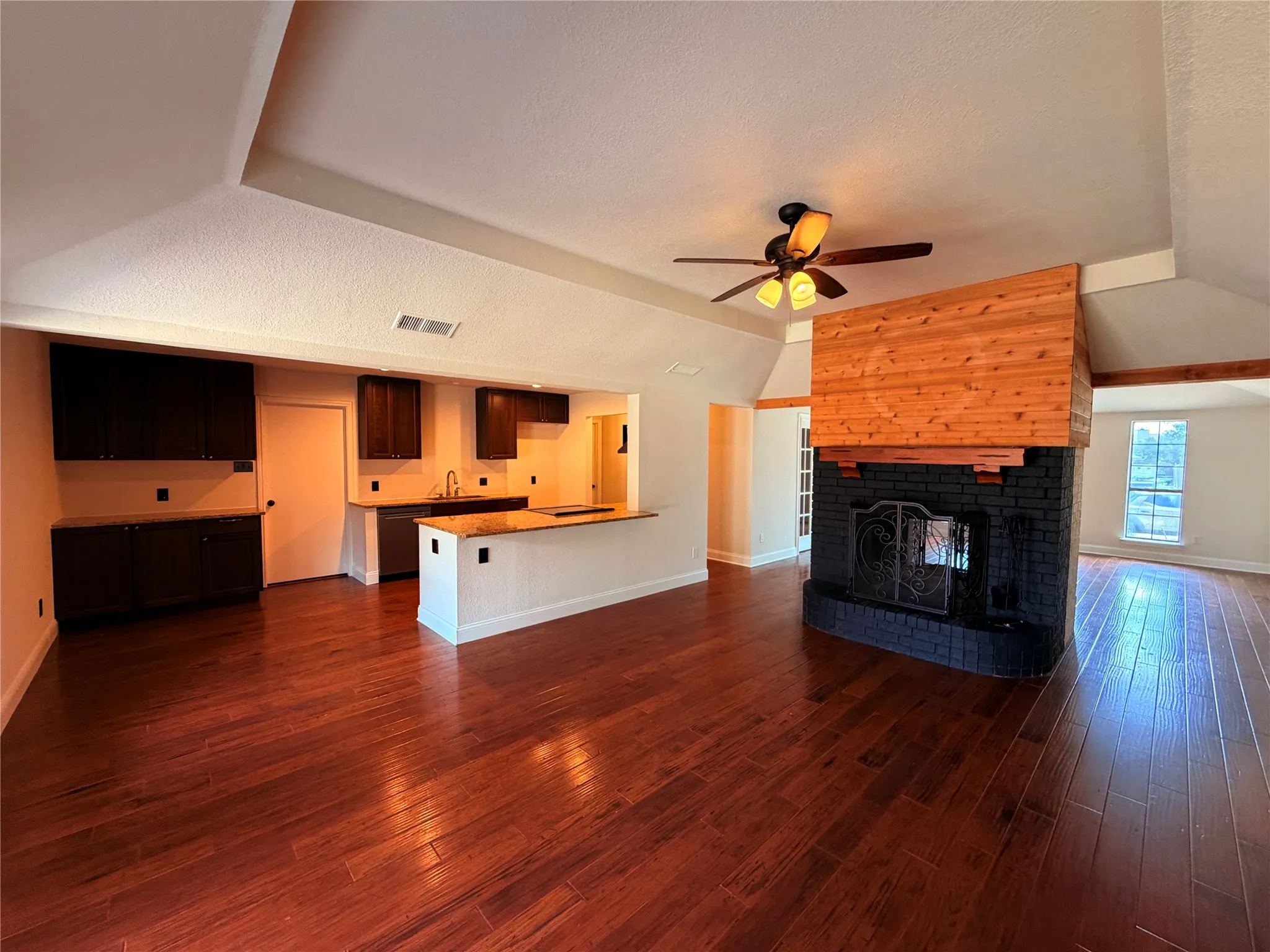 Single Family Residence For Sale in Collin County , 512 W Jefferson Street, Wylie, Texas 75098, 3 Bedroom, 2 Bathroom, 2 Garage spaces, 2,014 Sqft, built in 1986, mls#21370208, Real Estate Agent in Wylie, Homes For Sale in Collin county, Homes For Sale in Wylie, Realtor in Wylie Texas, Real Estate Brokerage Independent Realty Texas, Luminita Cordes Realtor