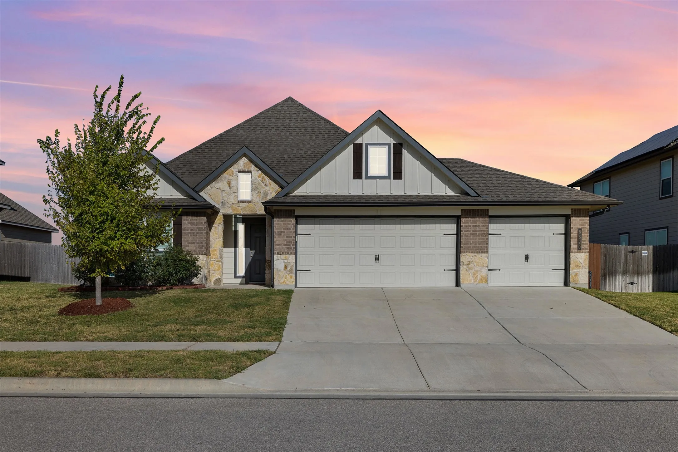 Single Family Residence For Sale in Bell County , 6620 Mc Gregor Loop, Killeen, Texas 76549, 4 Bedroom, 3 Bathroom, 3 Garage spaces, 2,036 Sqft, built in 2021, mls#21368246, Real Estate Agent in Killeen, Homes For Sale in Bell county, Homes For Sale in Killeen, Realtor in Killeen Texas, Real Estate Brokerage Independent Realty Texas, Luminita Cordes Realtor