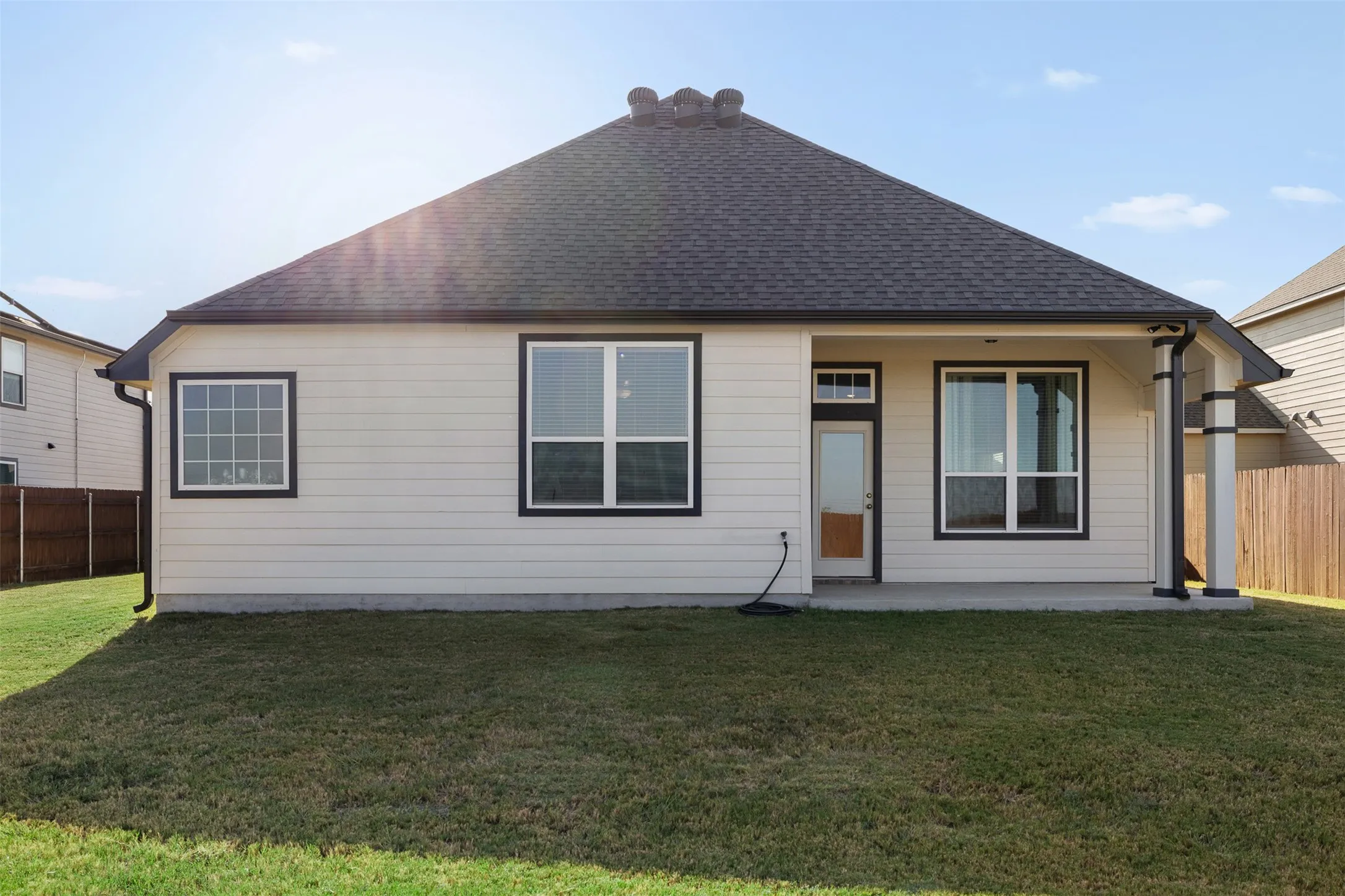 Single Family Residence For Sale in Bell County , 6620 Mc Gregor Loop, Killeen, Texas 76549, 4 Bedroom, 3 Bathroom, 3 Garage spaces, 2,036 Sqft, built in 2021, mls#21368246, Real Estate Agent in Killeen, Homes For Sale in Bell county, Homes For Sale in Killeen, Realtor in Killeen Texas, Real Estate Brokerage Independent Realty Texas, Luminita Cordes Realtor