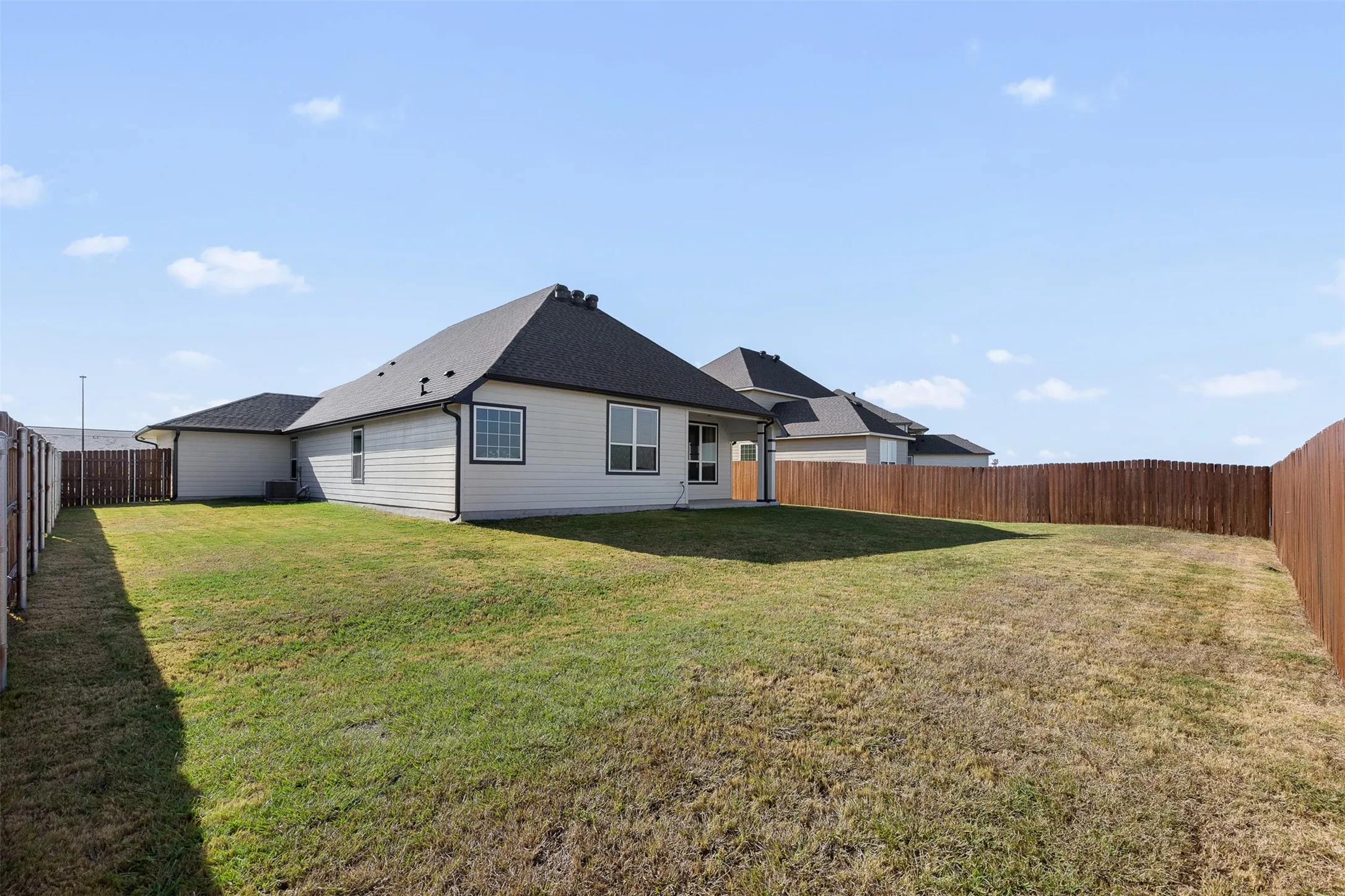 Single Family Residence For Sale in Bell County , 6620 Mc Gregor Loop, Killeen, Texas 76549, 4 Bedroom, 3 Bathroom, 3 Garage spaces, 2,036 Sqft, built in 2021, mls#21368246, Real Estate Agent in Killeen, Homes For Sale in Bell county, Homes For Sale in Killeen, Realtor in Killeen Texas, Real Estate Brokerage Independent Realty Texas, Luminita Cordes Realtor