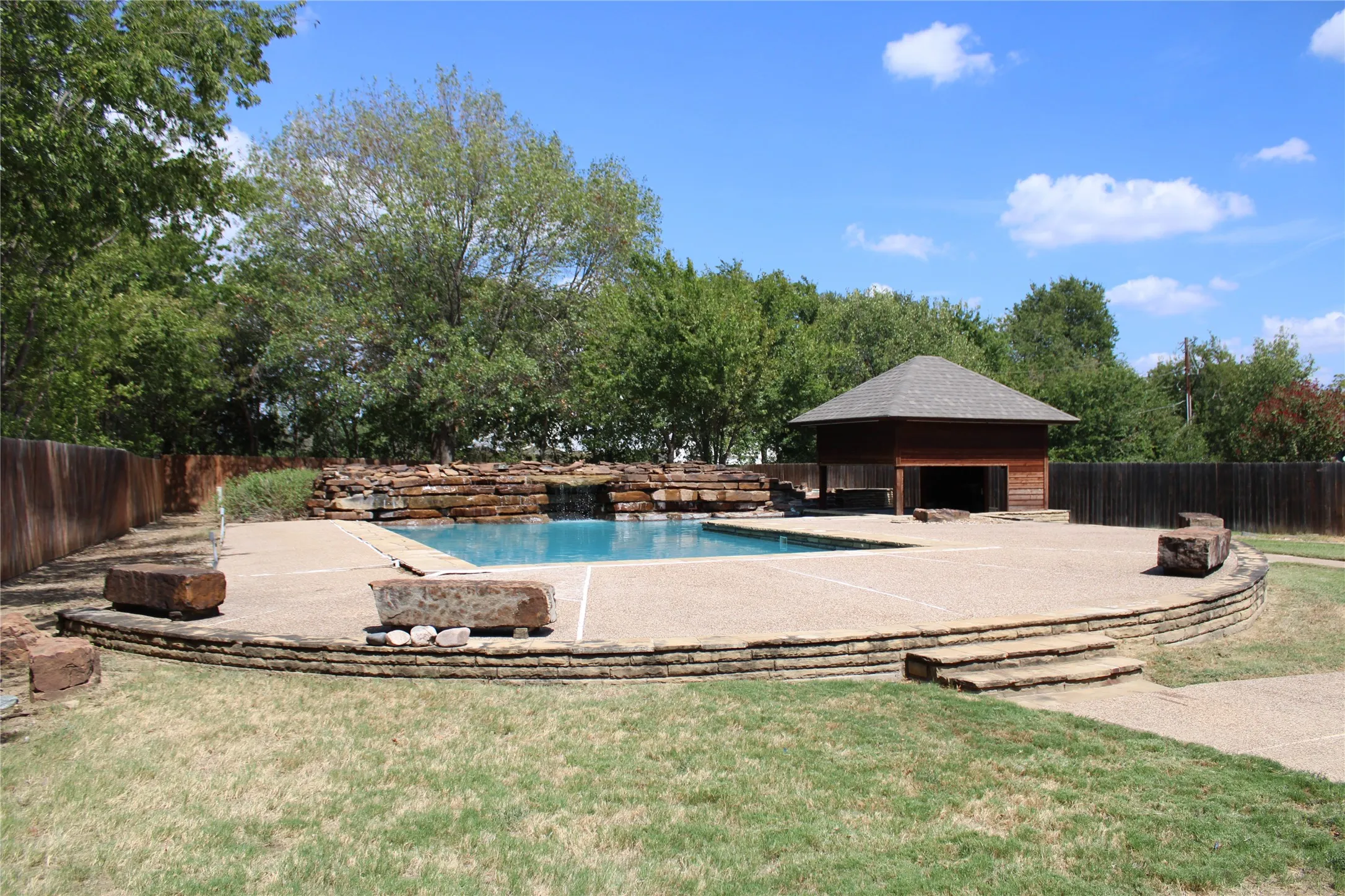 Single Family Residence For Sale in Tarrant County , 1601 VILLAGE Trail, Keller, Texas 76248, 4 Bedroom, 3 Bathroom, 3 Garage spaces, 3,060 Sqft, built in 1992, mls#21364350, Real Estate Agent in Keller, Homes For Sale in Tarrant county, Homes For Sale in Keller, Realtor in Keller Texas, Real Estate Brokerage Independent Realty Texas, Luminita Cordes Realtor