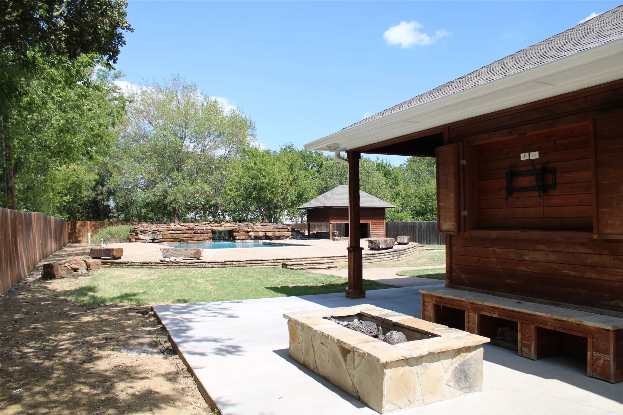 Single Family Residence For Sale in Tarrant County , 1601 VILLAGE Trail, Keller, Texas 76248, 4 Bedroom, 3 Bathroom, 3 Garage spaces, 3,060 Sqft, built in 1992, mls#21364350, Real Estate Agent in Keller, Homes For Sale in Tarrant county, Homes For Sale in Keller, Realtor in Keller Texas, Real Estate Brokerage Independent Realty Texas, Luminita Cordes Realtor