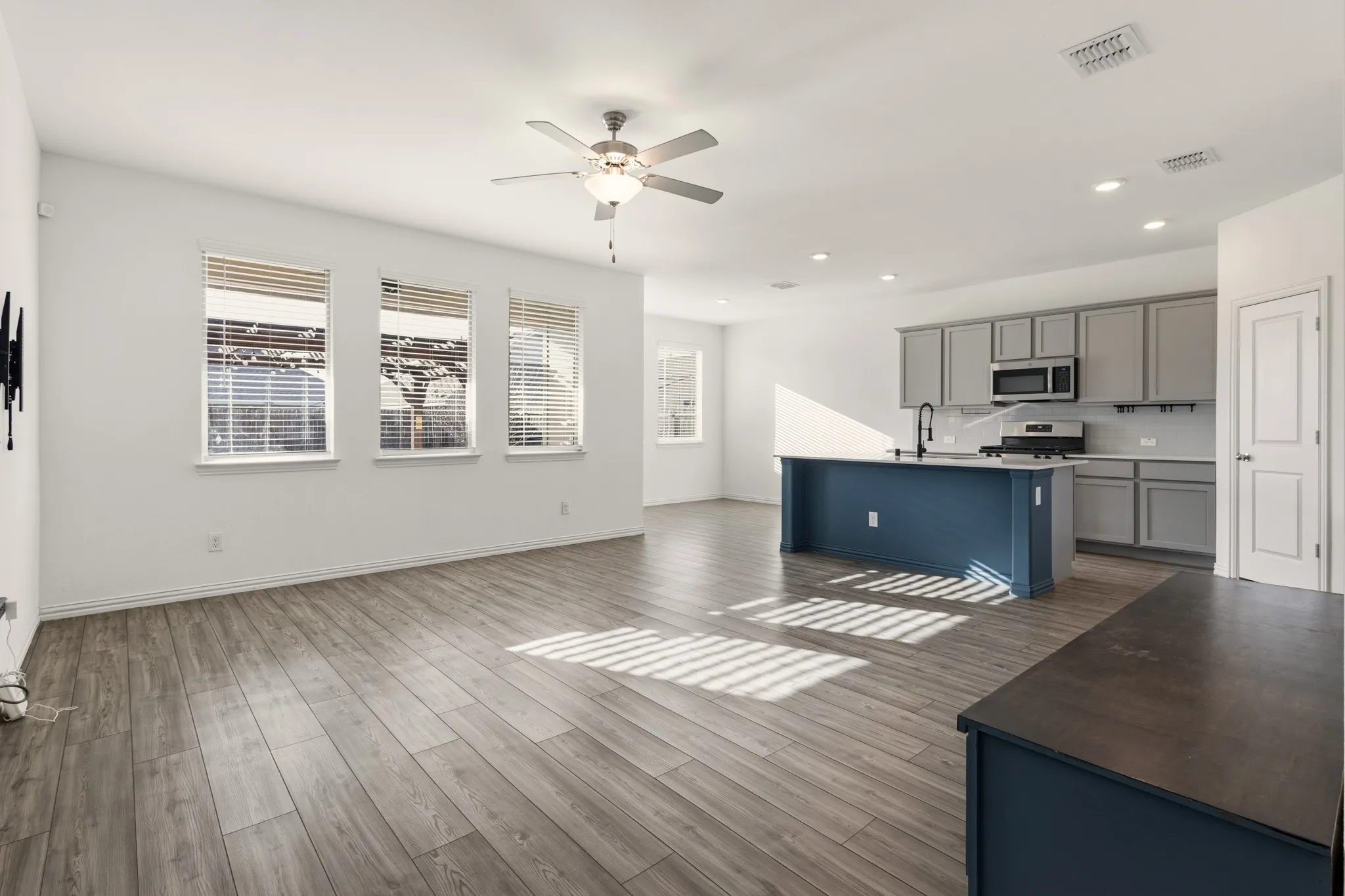 Single Family Residence For Rent in Rockwall County , 835 Sitwell Drive, Fate, Texas 75087, 4 Bedroom, 2 Bathroom, 2 Garage spaces, 1,838 Sqft, built in 2021, mls#21370234, Real Estate Agent in Fate, Homes For Rent in Rockwall county, Homes For Rent in Fate, Realtor in Fate Texas, Real Estate Brokerage Independent Realty Texas, Luminita Cordes Realtor