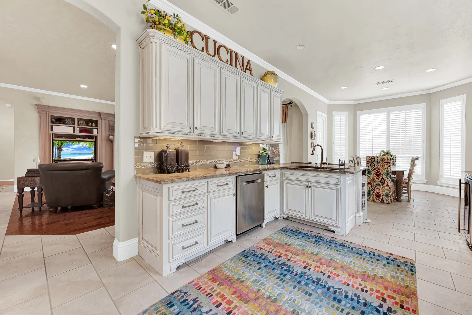 Open sightlines extend directly into the family room and sunny breakfast nook from the main sink counter and dishwasher area. Staying connected with family members while prepping snacks or cleaning up after dinner feels totally effortless.