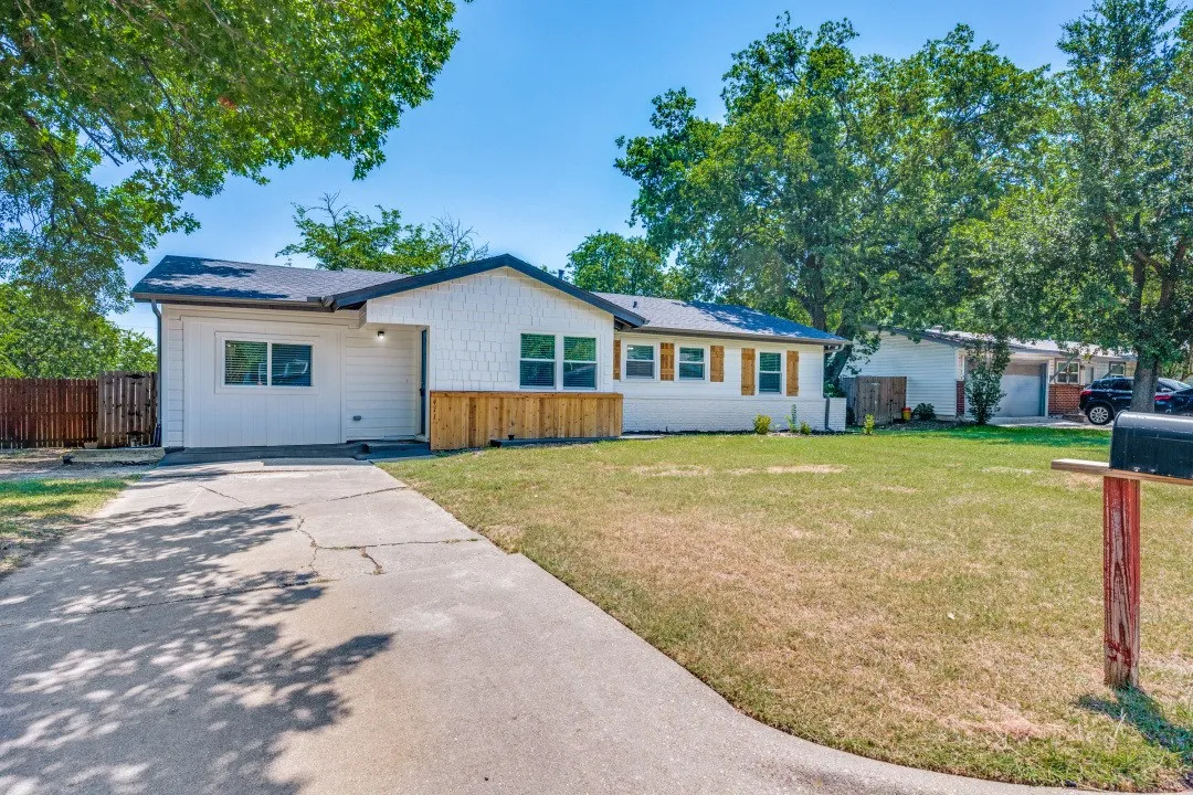 Single Family Residence For Rent in Tarrant County , 411 Hillcrest Street, Mansfield, Texas 76063, 4 Bedroom, 3 Bathroom, Garage spaces, 1,331 Sqft, built in 1959, mls#21370243, Real Estate Agent in Mansfield, Homes For Rent in Tarrant county, Homes For Rent in Mansfield, Realtor in Mansfield Texas, Real Estate Brokerage Independent Realty Texas, Luminita Cordes Realtor