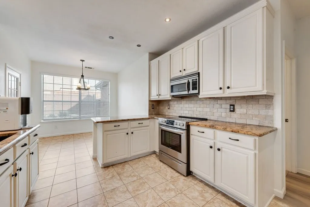 Single Family Residence For Sale in Collin County , 7100 Ledgestone Court, Frisco, Texas 75034, 4 Bedroom, 3 Bathroom, 2 Garage spaces, 2,621 Sqft, built in 1996, mls#21370249, Real Estate Agent in Frisco, Homes For Sale in Collin county, Homes For Sale in Frisco, Realtor in Frisco Texas, Real Estate Brokerage Independent Realty Texas, Luminita Cordes Realtor