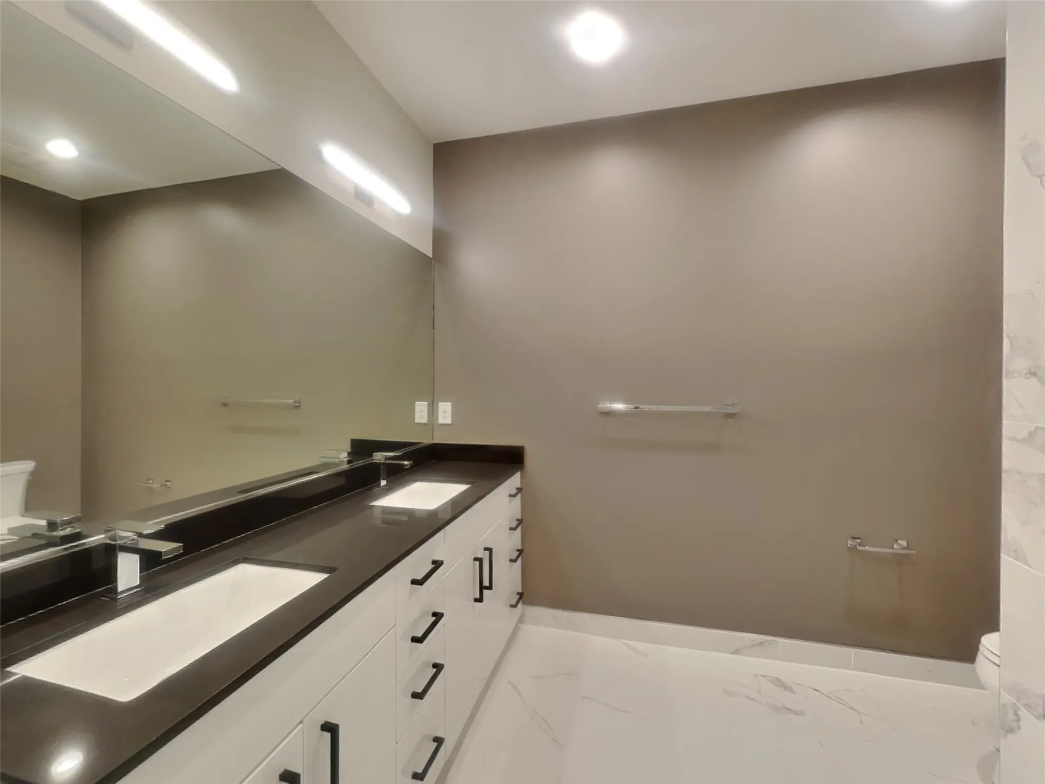 Townhouse For Rent in Dallas County , 1625 Hickory Street 105, Dallas, Texas 75215, 2 Bedroom, 3 Bathroom, 2 Garage spaces, 2,046 Sqft, built in 2017, mls#21370250, Real Estate Agent in Dallas, Homes For Rent in Dallas county, Homes For Rent in Dallas, Realtor in Dallas Texas, Real Estate Brokerage Independent Realty Texas, Luminita Cordes Realtor