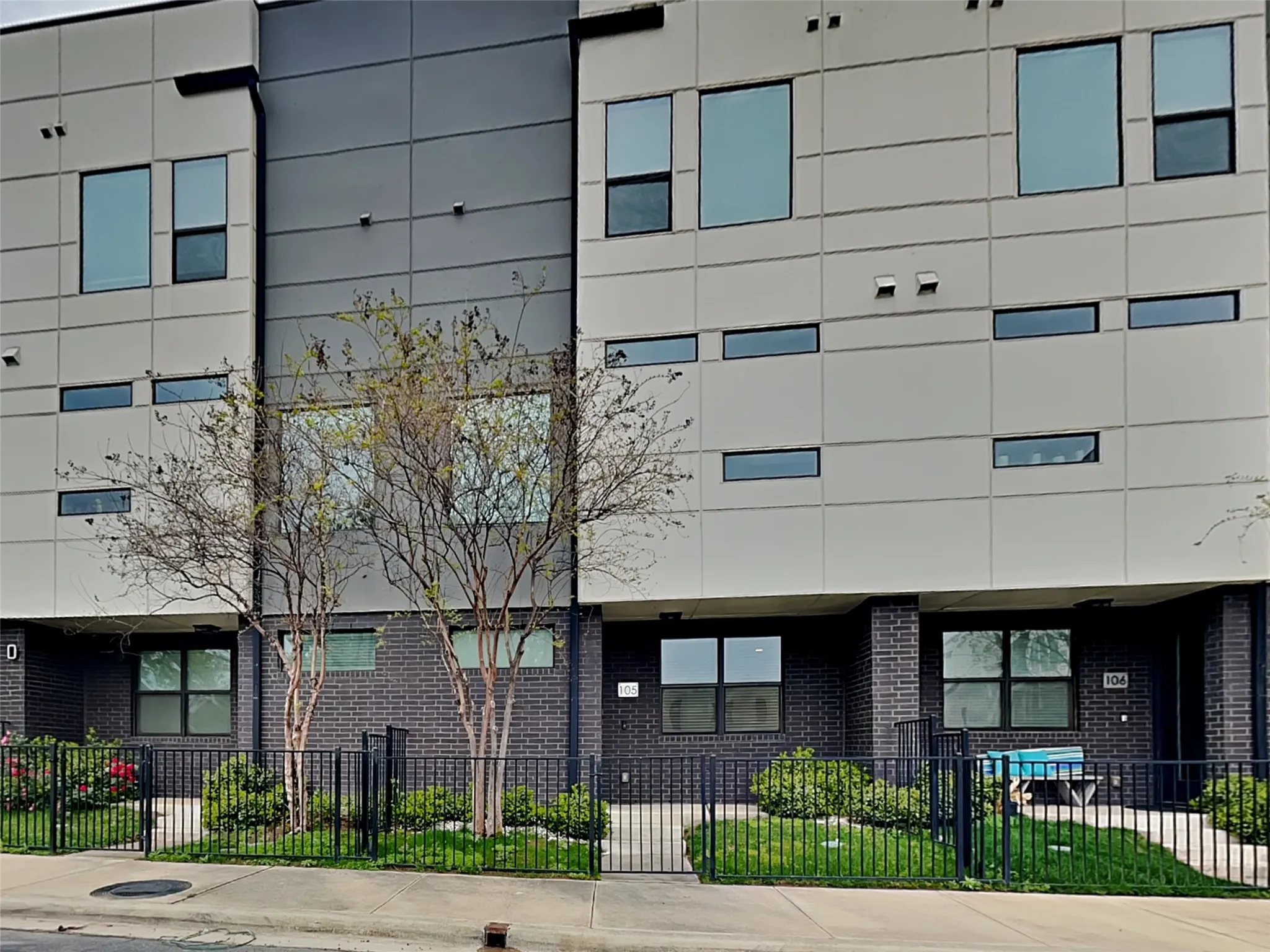 Townhouse For Rent in Dallas County , 1625 Hickory Street 105, Dallas, Texas 75215, 2 Bedroom, 3 Bathroom, 2 Garage spaces, 2,046 Sqft, built in 2017, mls#21370250, Real Estate Agent in Dallas, Homes For Rent in Dallas county, Homes For Rent in Dallas, Realtor in Dallas Texas, Real Estate Brokerage Independent Realty Texas, Luminita Cordes Realtor