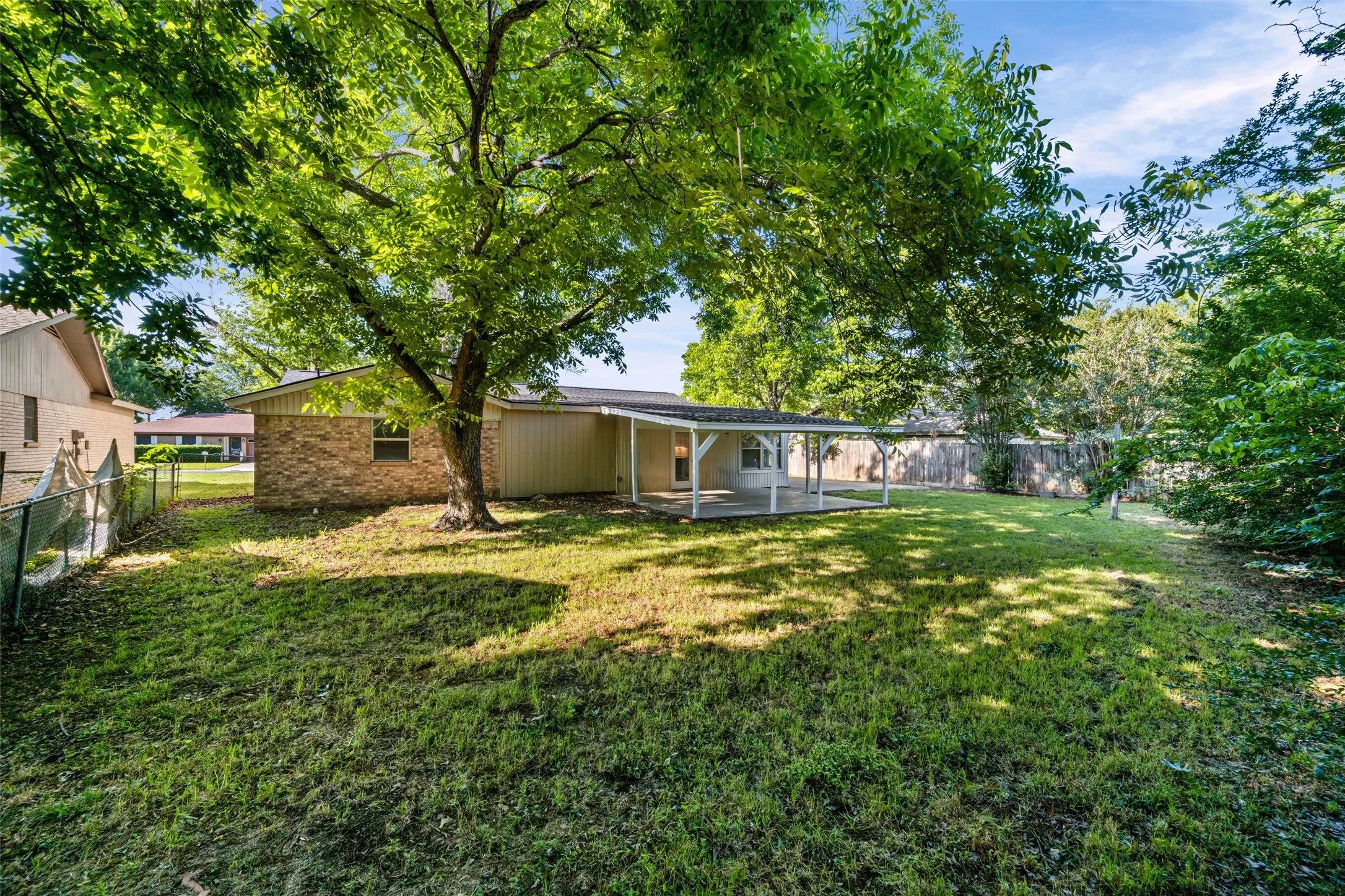 Single Family Residence For Sale in Tarrant County , 7521 Susan Court, North Richland Hills, Texas 76180, 3 Bedroom, 2 Bathroom, 2 Garage spaces, 1,820 Sqft, built in 1968, mls#21370254, Real Estate Agent in North Richland Hills, Homes For Sale in Tarrant county, Homes For Sale in North Richland Hills, Realtor in North Richland Hills Texas, Real Estate Brokerage Independent Realty Texas, Luminita Cordes Realtor