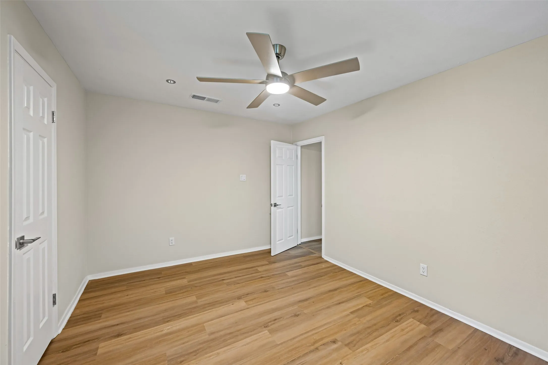 Single Family Residence For Sale in Tarrant County , 7521 Susan Court, North Richland Hills, Texas 76180, 3 Bedroom, 2 Bathroom, 2 Garage spaces, 1,820 Sqft, built in 1968, mls#21370254, Real Estate Agent in North Richland Hills, Homes For Sale in Tarrant county, Homes For Sale in North Richland Hills, Realtor in North Richland Hills Texas, Real Estate Brokerage Independent Realty Texas, Luminita Cordes Realtor