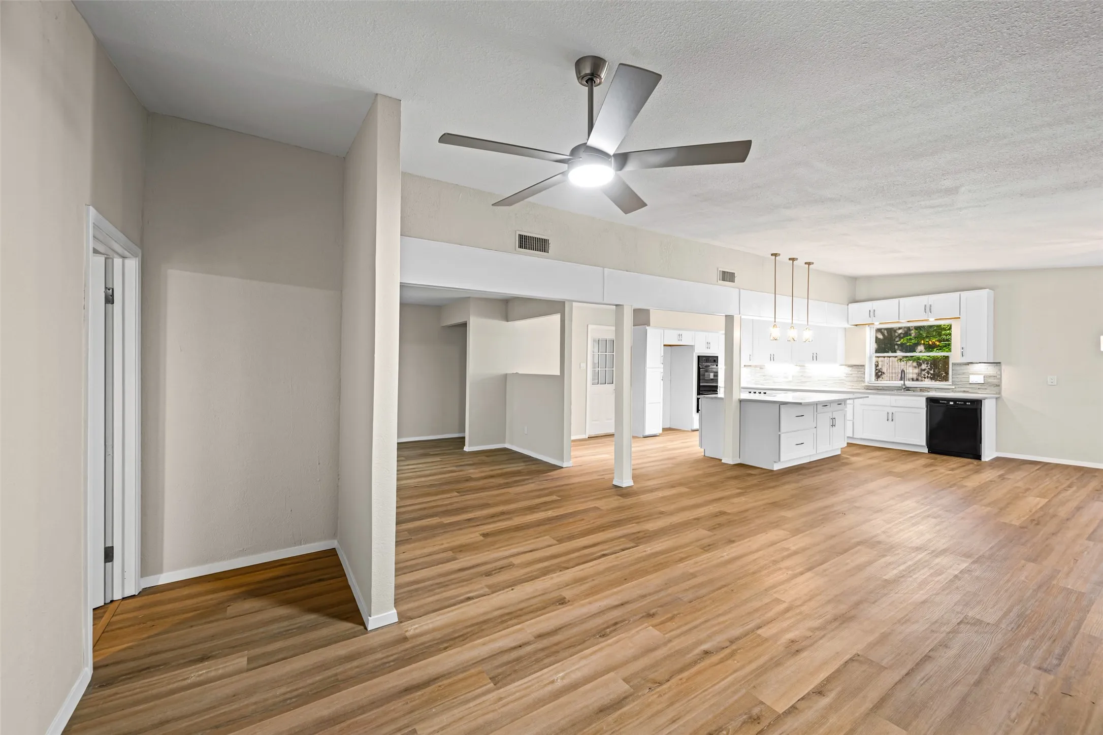 Single Family Residence For Sale in Tarrant County , 7521 Susan Court, North Richland Hills, Texas 76180, 3 Bedroom, 2 Bathroom, 2 Garage spaces, 1,820 Sqft, built in 1968, mls#21370254, Real Estate Agent in North Richland Hills, Homes For Sale in Tarrant county, Homes For Sale in North Richland Hills, Realtor in North Richland Hills Texas, Real Estate Brokerage Independent Realty Texas, Luminita Cordes Realtor