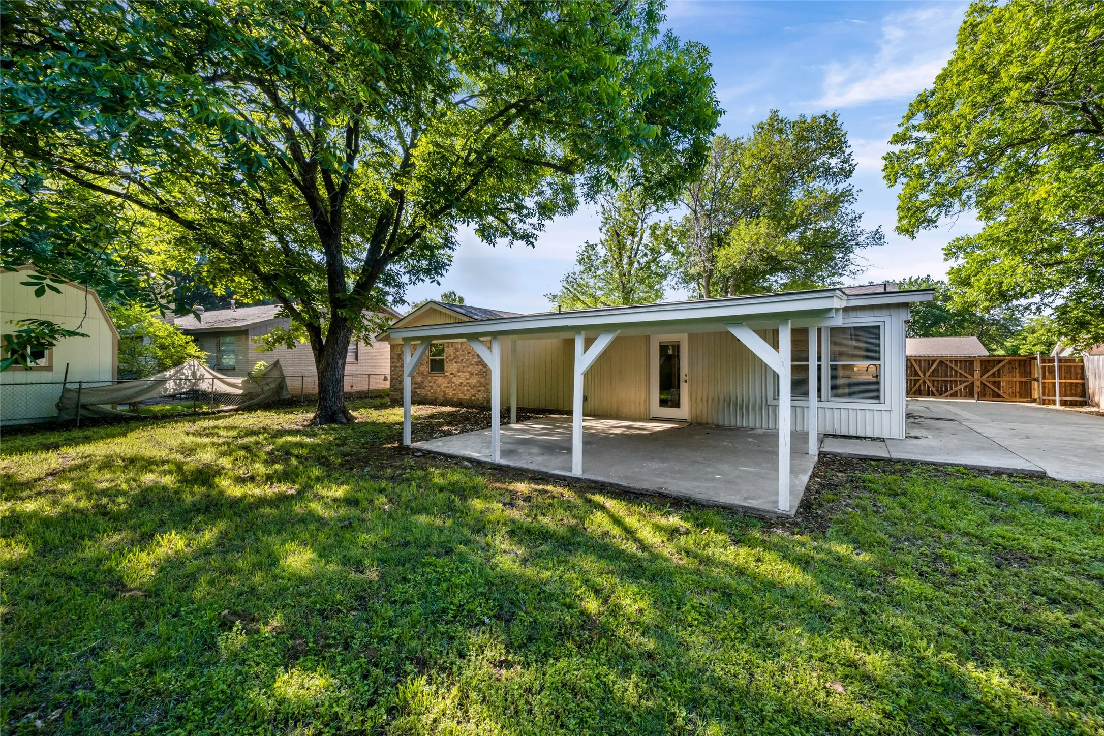 Single Family Residence For Sale in Tarrant County , 7521 Susan Court, North Richland Hills, Texas 76180, 3 Bedroom, 2 Bathroom, 2 Garage spaces, 1,820 Sqft, built in 1968, mls#21370254, Real Estate Agent in North Richland Hills, Homes For Sale in Tarrant county, Homes For Sale in North Richland Hills, Realtor in North Richland Hills Texas, Real Estate Brokerage Independent Realty Texas, Luminita Cordes Realtor