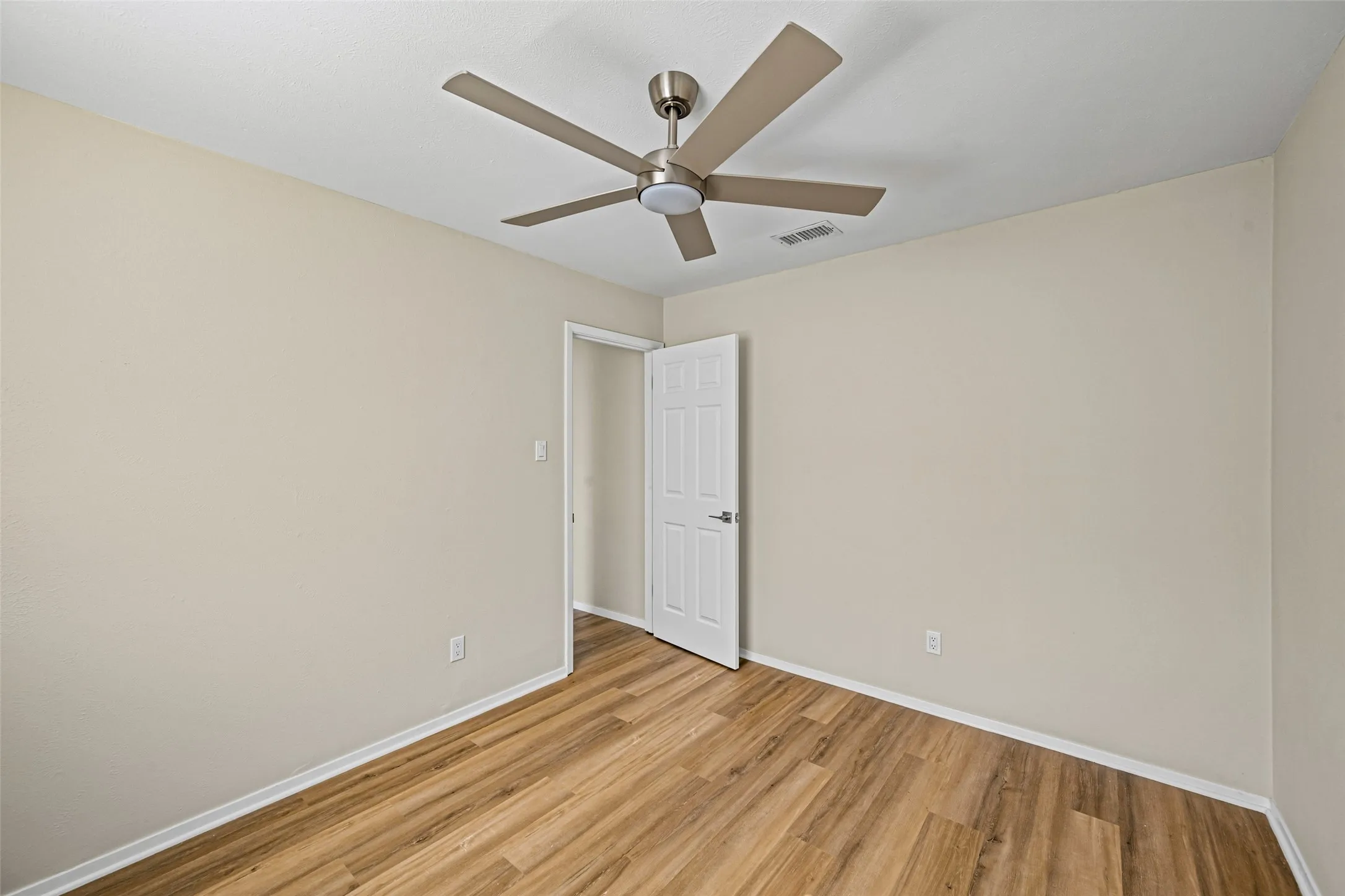 Single Family Residence For Sale in Tarrant County , 7521 Susan Court, North Richland Hills, Texas 76180, 3 Bedroom, 2 Bathroom, 2 Garage spaces, 1,820 Sqft, built in 1968, mls#21370254, Real Estate Agent in North Richland Hills, Homes For Sale in Tarrant county, Homes For Sale in North Richland Hills, Realtor in North Richland Hills Texas, Real Estate Brokerage Independent Realty Texas, Luminita Cordes Realtor