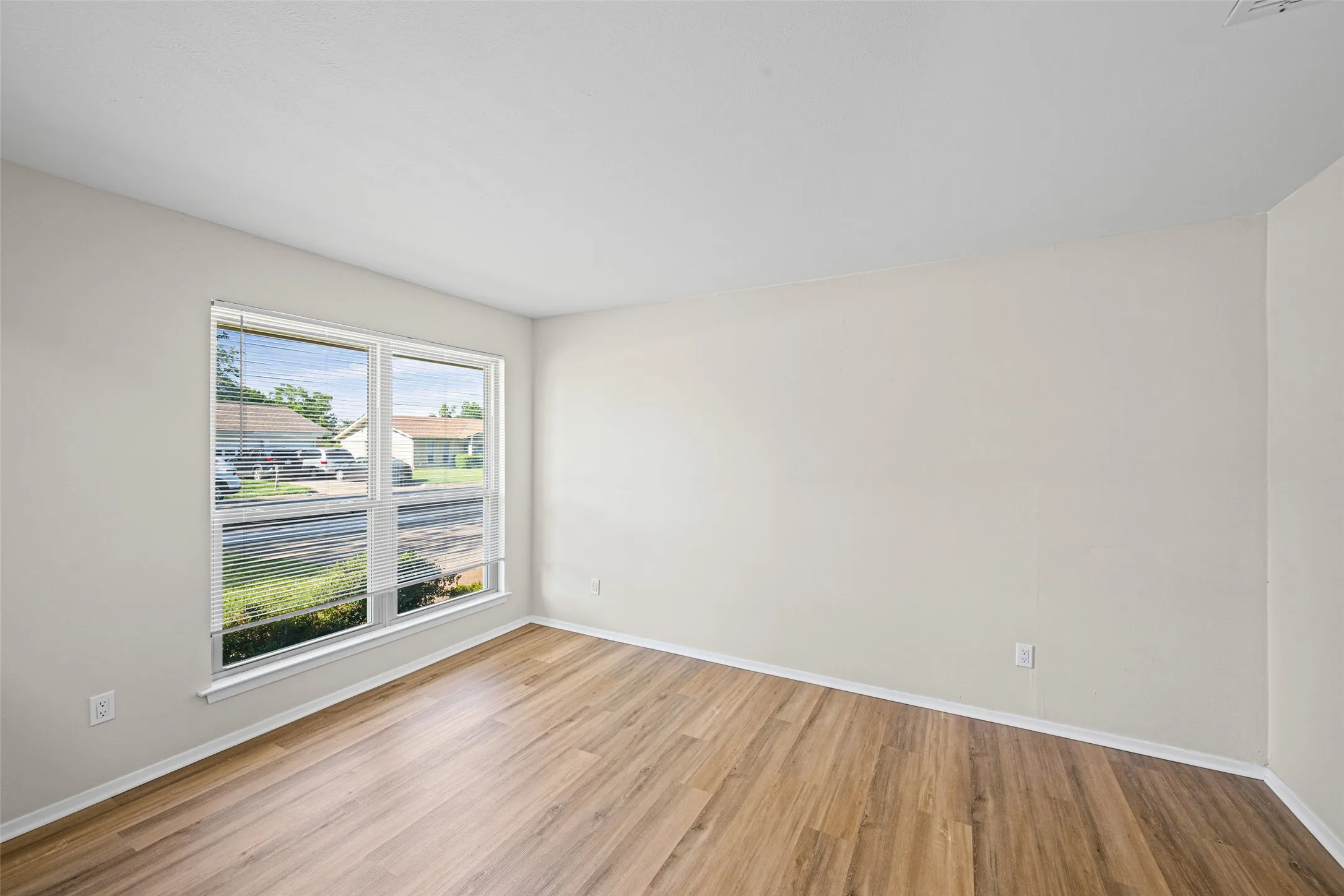 Single Family Residence For Sale in Tarrant County , 7521 Susan Court, North Richland Hills, Texas 76180, 3 Bedroom, 2 Bathroom, 2 Garage spaces, 1,820 Sqft, built in 1968, mls#21370254, Real Estate Agent in North Richland Hills, Homes For Sale in Tarrant county, Homes For Sale in North Richland Hills, Realtor in North Richland Hills Texas, Real Estate Brokerage Independent Realty Texas, Luminita Cordes Realtor