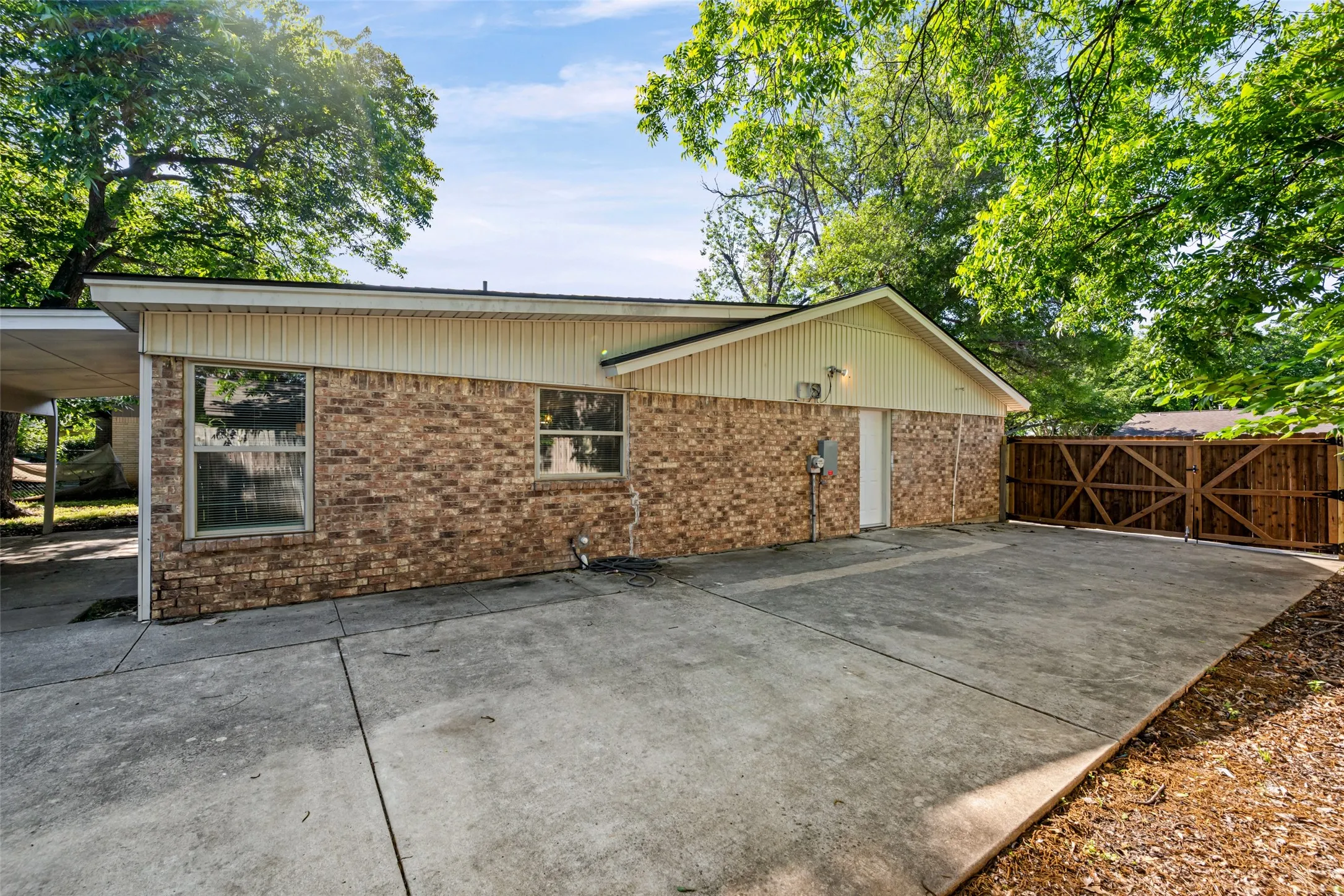 Single Family Residence For Sale in Tarrant County , 7521 Susan Court, North Richland Hills, Texas 76180, 3 Bedroom, 2 Bathroom, 2 Garage spaces, 1,820 Sqft, built in 1968, mls#21370254, Real Estate Agent in North Richland Hills, Homes For Sale in Tarrant county, Homes For Sale in North Richland Hills, Realtor in North Richland Hills Texas, Real Estate Brokerage Independent Realty Texas, Luminita Cordes Realtor
