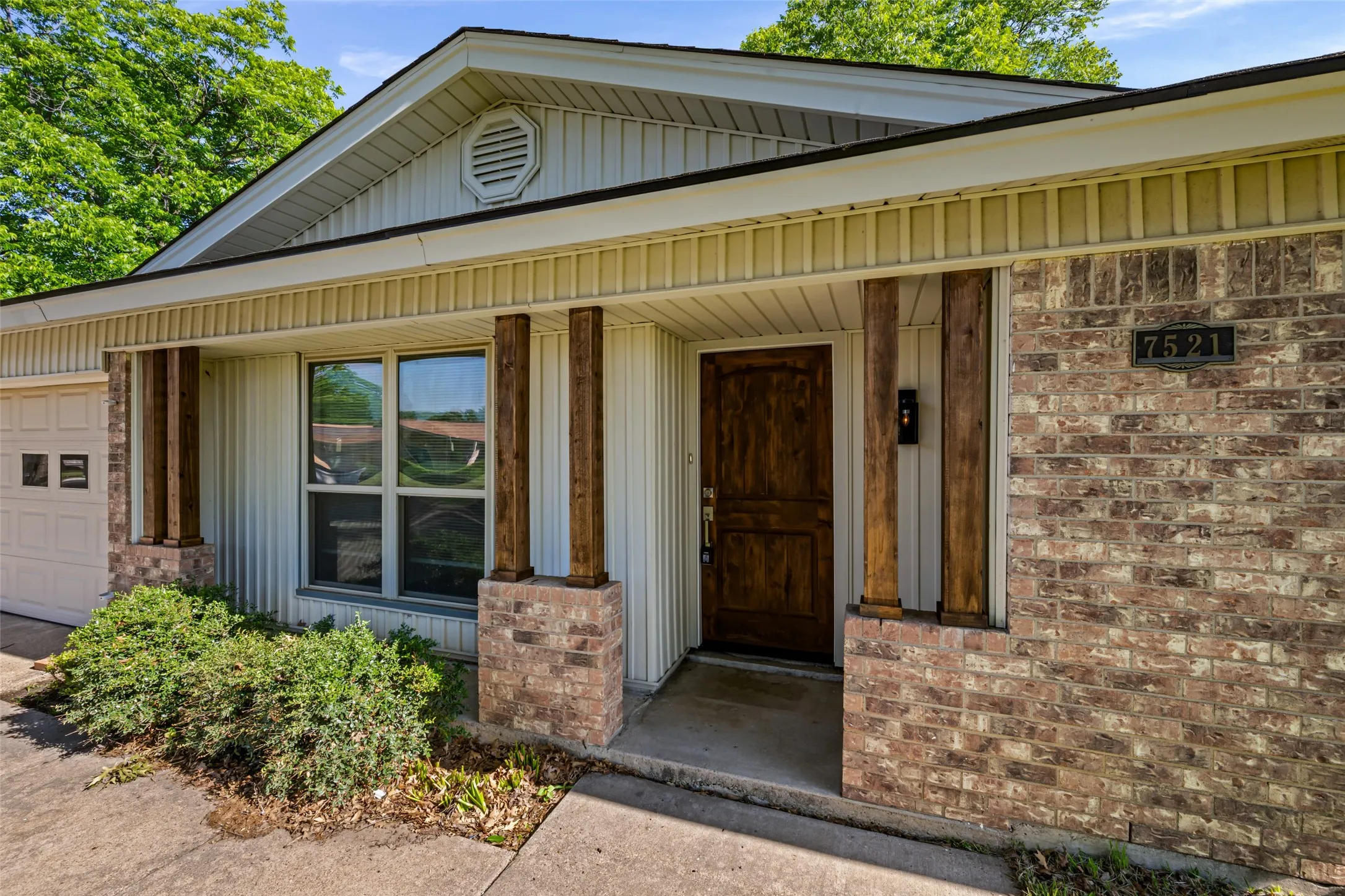 Single Family Residence For Sale in Tarrant County , 7521 Susan Court, North Richland Hills, Texas 76180, 3 Bedroom, 2 Bathroom, 2 Garage spaces, 1,820 Sqft, built in 1968, mls#21370254, Real Estate Agent in North Richland Hills, Homes For Sale in Tarrant county, Homes For Sale in North Richland Hills, Realtor in North Richland Hills Texas, Real Estate Brokerage Independent Realty Texas, Luminita Cordes Realtor