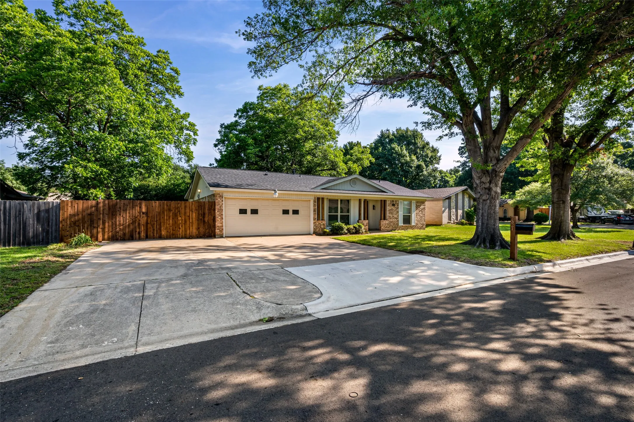 Single Family Residence For Sale in Tarrant County , 7521 Susan Court, North Richland Hills, Texas 76180, 3 Bedroom, 2 Bathroom, 2 Garage spaces, 1,820 Sqft, built in 1968, mls#21370254, Real Estate Agent in North Richland Hills, Homes For Sale in Tarrant county, Homes For Sale in North Richland Hills, Realtor in North Richland Hills Texas, Real Estate Brokerage Independent Realty Texas, Luminita Cordes Realtor
