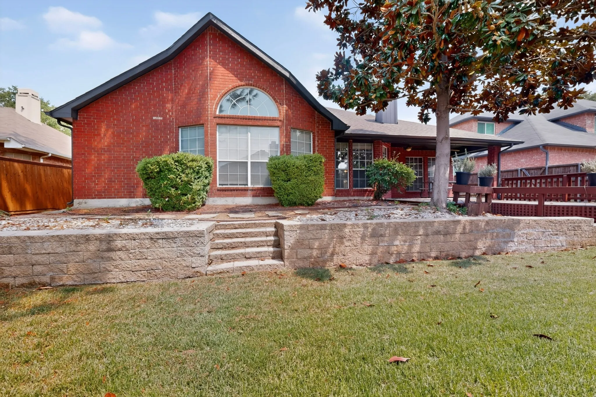 Single Family Residence For Sale in Denton County , 605 Oak Hollow Lane, Flower Mound, Texas 75028, 4 Bedroom, 2 Bathroom, 2 Garage spaces, 2,334 Sqft, built in 1993, mls#21370048, Real Estate Agent in Flower Mound, Homes For Sale in Denton county, Homes For Sale in Flower Mound, Realtor in Flower Mound Texas, Real Estate Brokerage Independent Realty Texas, Luminita Cordes Realtor