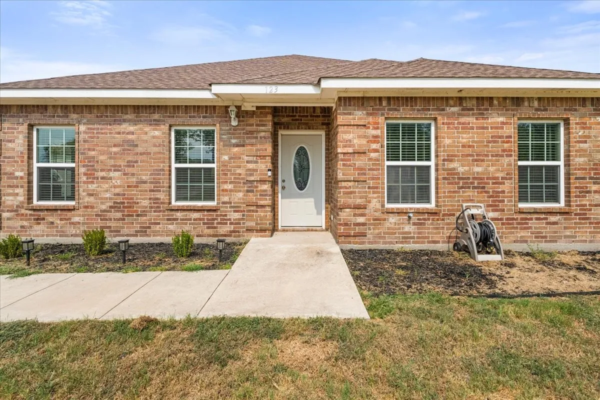 Single Family Residence For Sale in Navarro County , 123 Pugh Lane, Corsicana, Texas 75109, 4 Bedroom, 2 Bathroom, 2 Garage spaces, 1,676 Sqft, built in 2021, mls#21370230, Real Estate Agent in Corsicana, Homes For Sale in Navarro county, Homes For Sale in Corsicana, Realtor in Corsicana Texas, Real Estate Brokerage Independent Realty Texas, Luminita Cordes Realtor