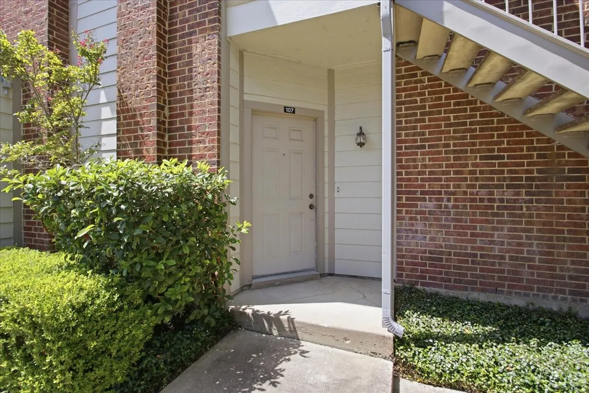 Condominium For Sale in Tarrant County , 3209 Donnelly Circle 107, Fort Worth, Texas 76107, 1 Bedroom, 1 Bathroom, Garage spaces, 645 Sqft, built in 1984, mls#21369200, Real Estate Agent in Fort Worth, Homes For Sale in Tarrant county, Homes For Sale in Fort Worth, Realtor in Fort Worth Texas, Real Estate Brokerage Independent Realty Texas, Luminita Cordes Realtor